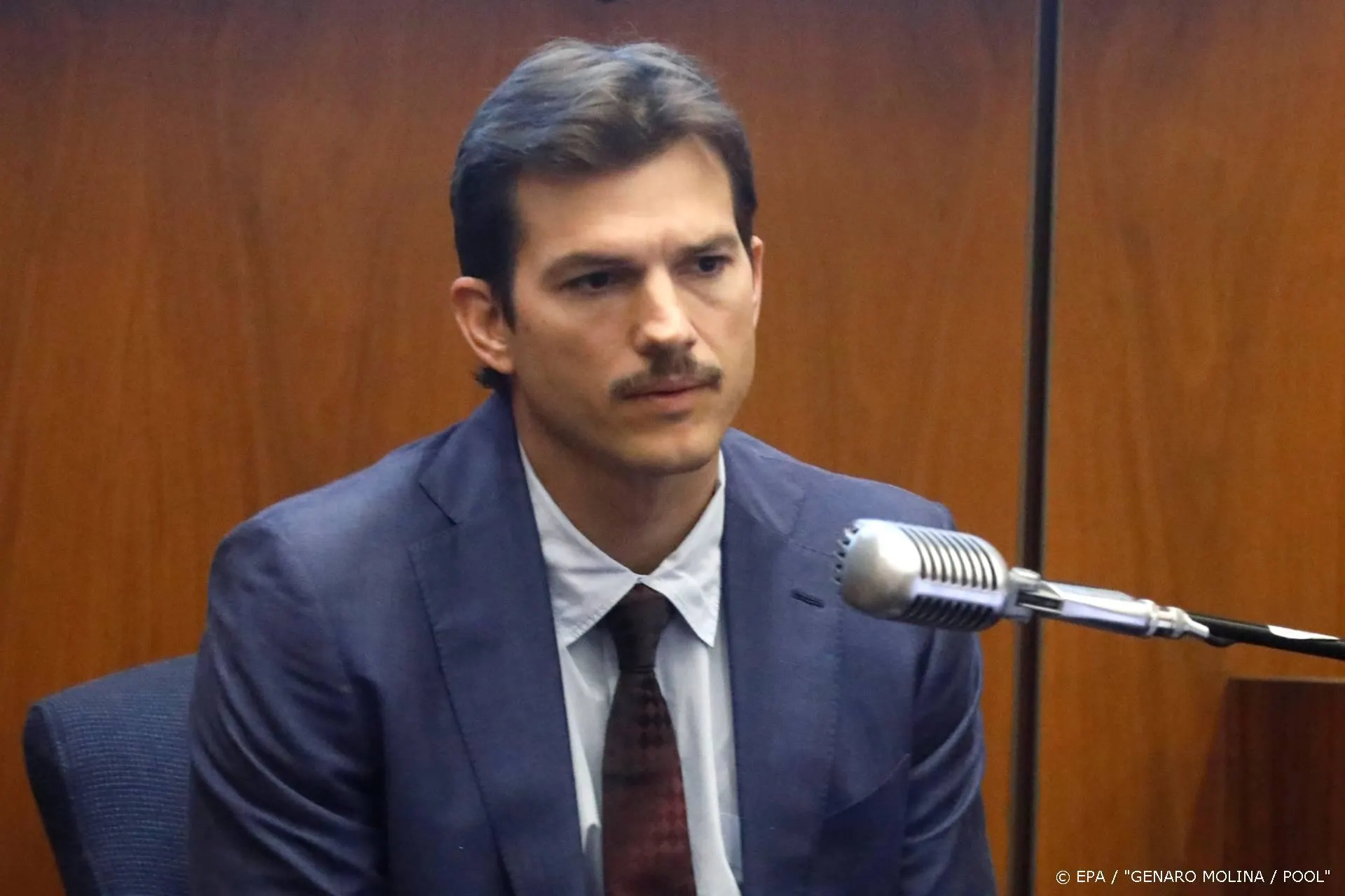 Ashton Kutcher steunt Ellen DeGeneres