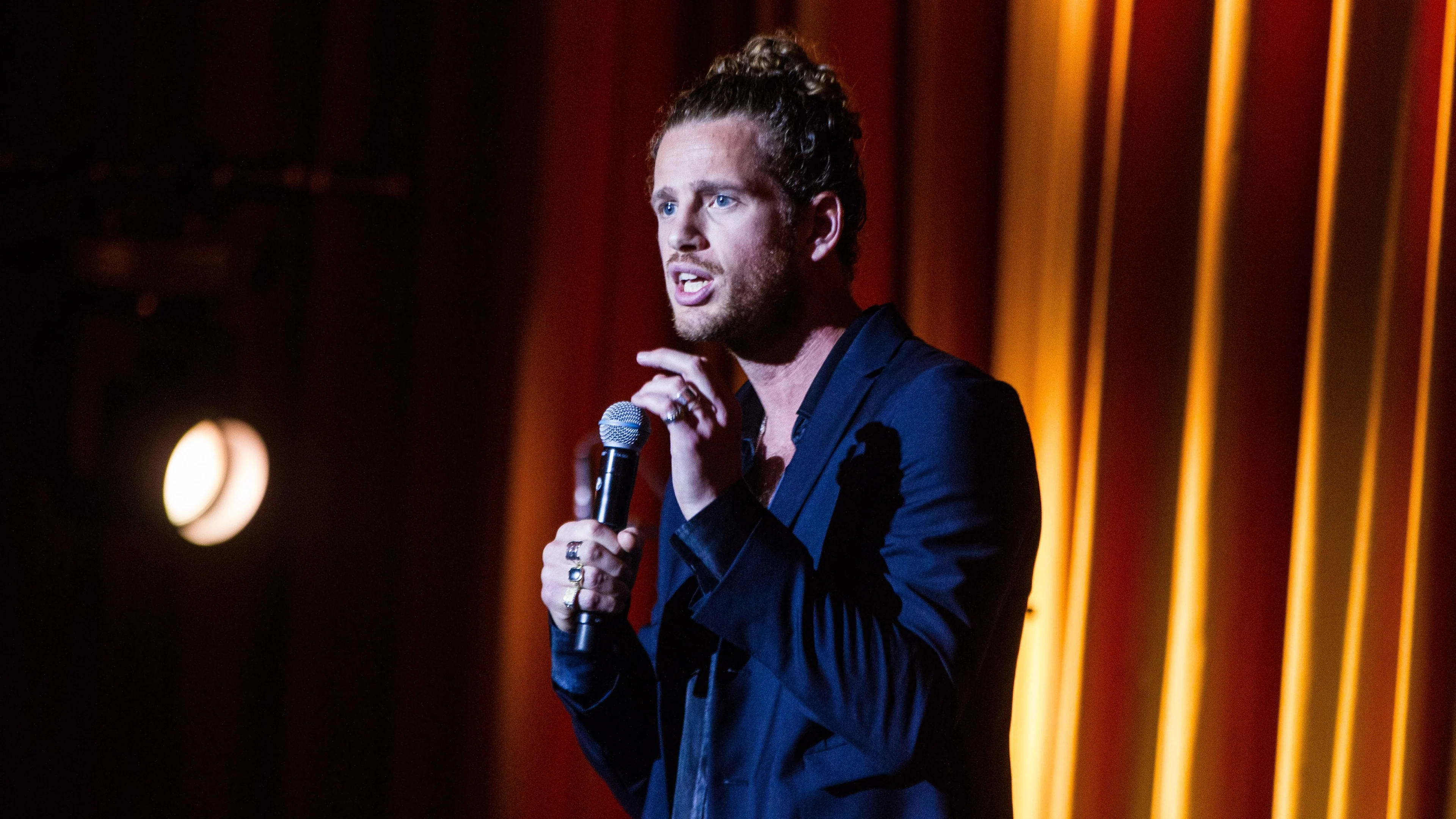 Cabaretier Patrick Laureij stuurt vrouw met hulphond weg