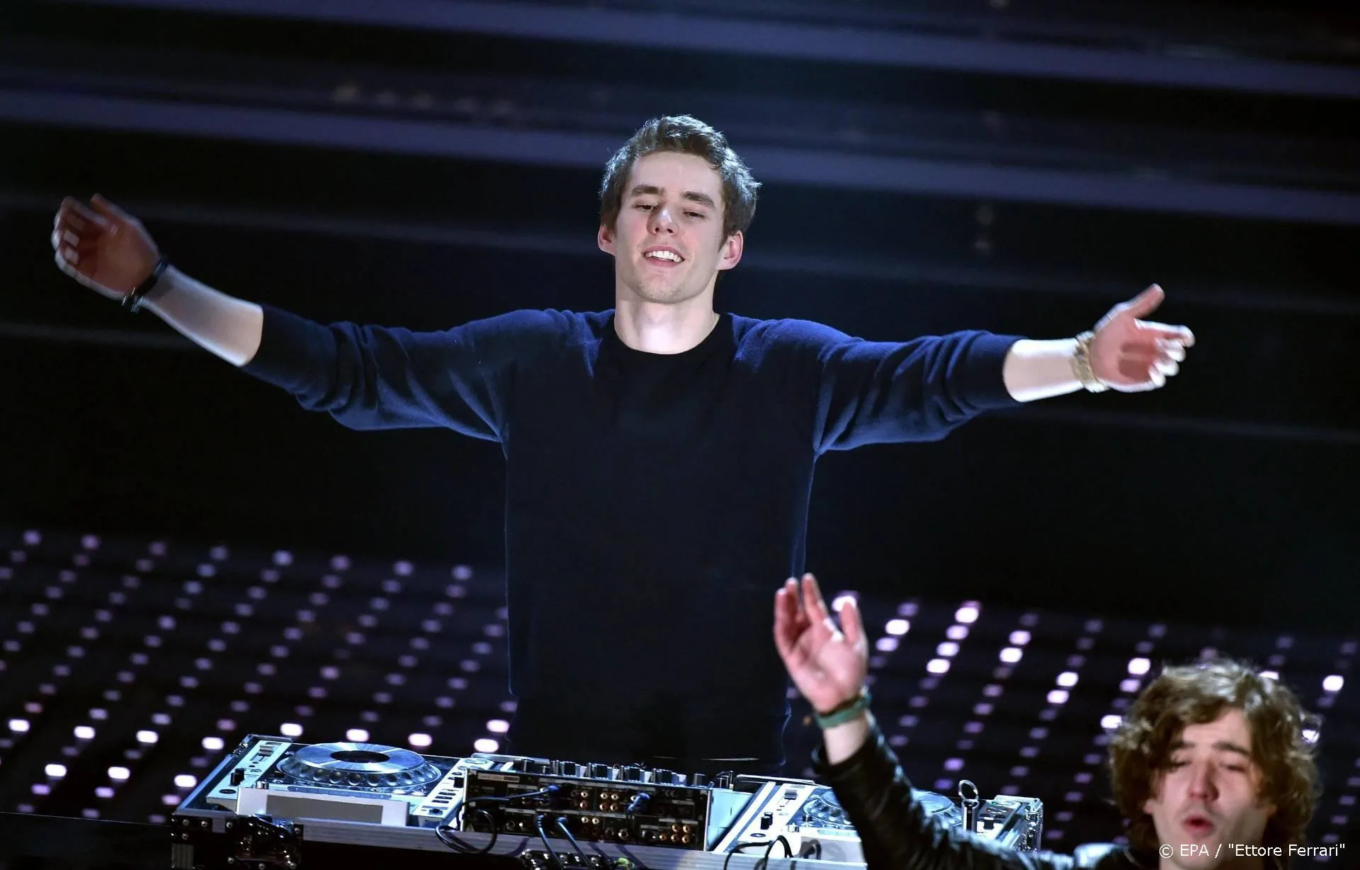 Belgische dj Lost Frequencies doet set vanaf paleisdak