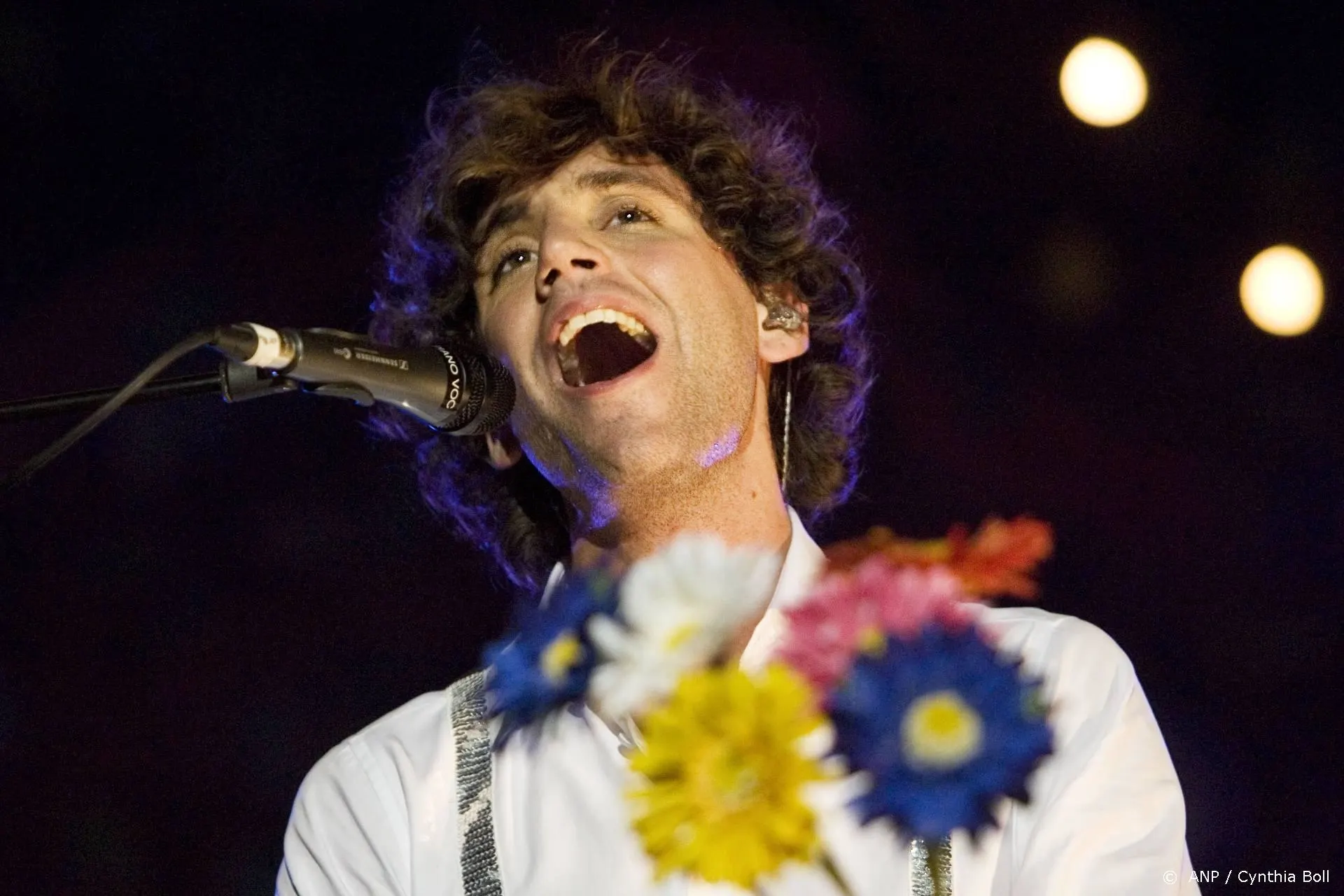 Mika strikt Kylie Minogue en Salma Hayek voor benefietconcert