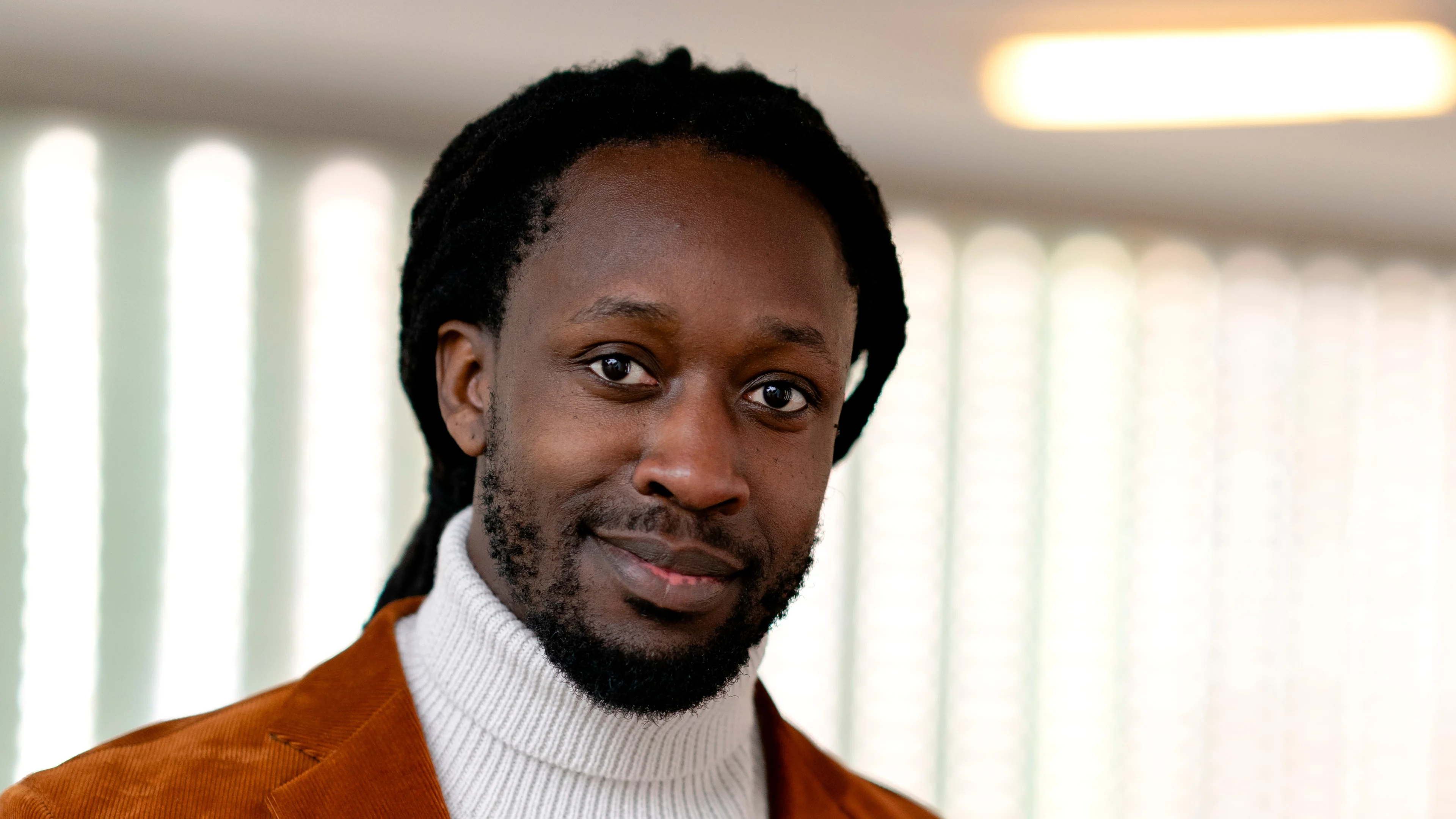 Omroep Zwart van Akwasi nadert na maand 20.000 leden