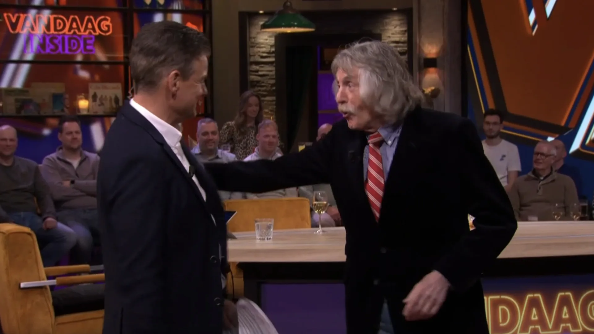 Johan geeft Wilfred een duw: 'Overleg dan, lul!'