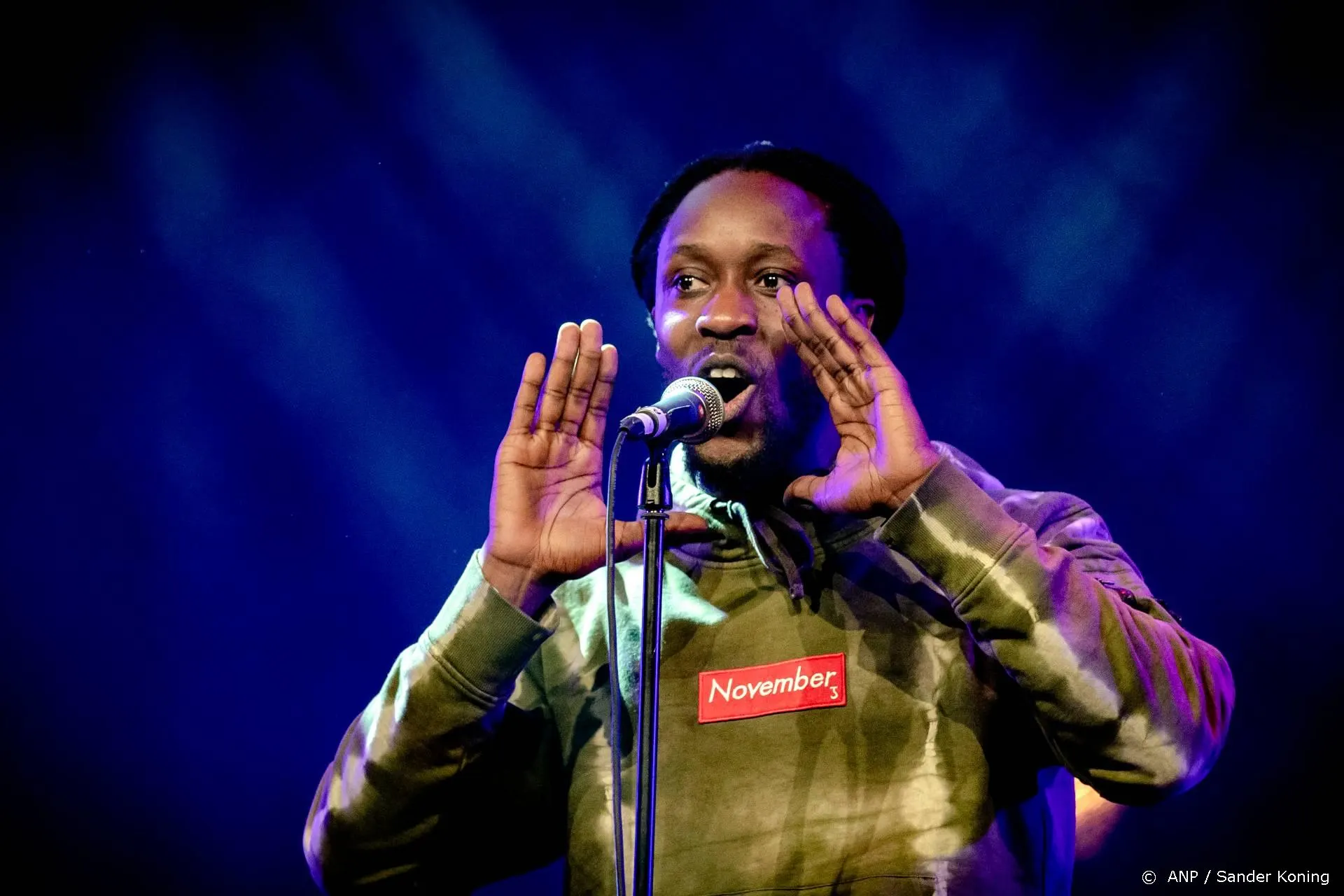 Boze Akwasi door het lint tijdens radio-interview