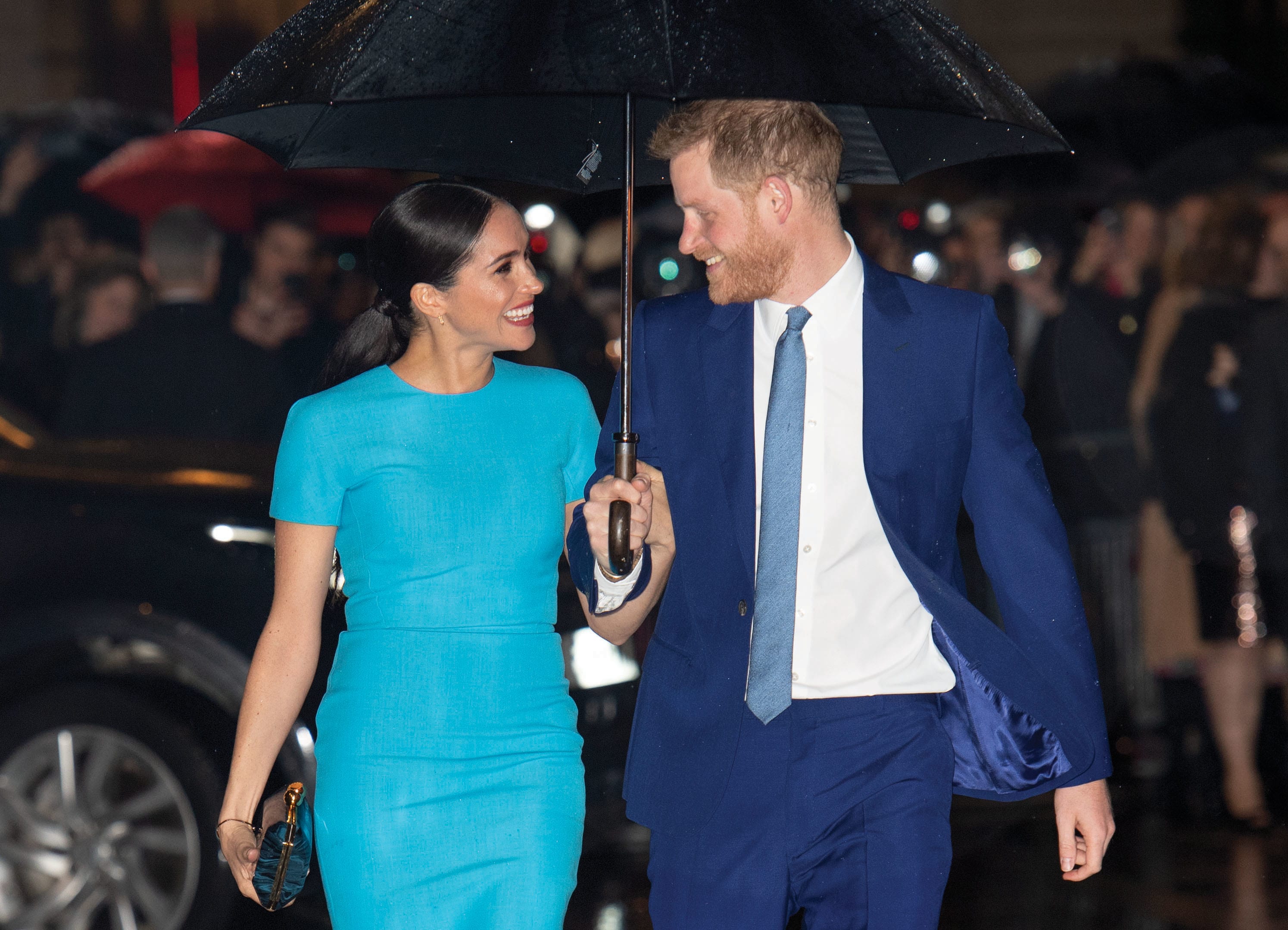 Romantische regenfoto Harry en Meghan gaat viral