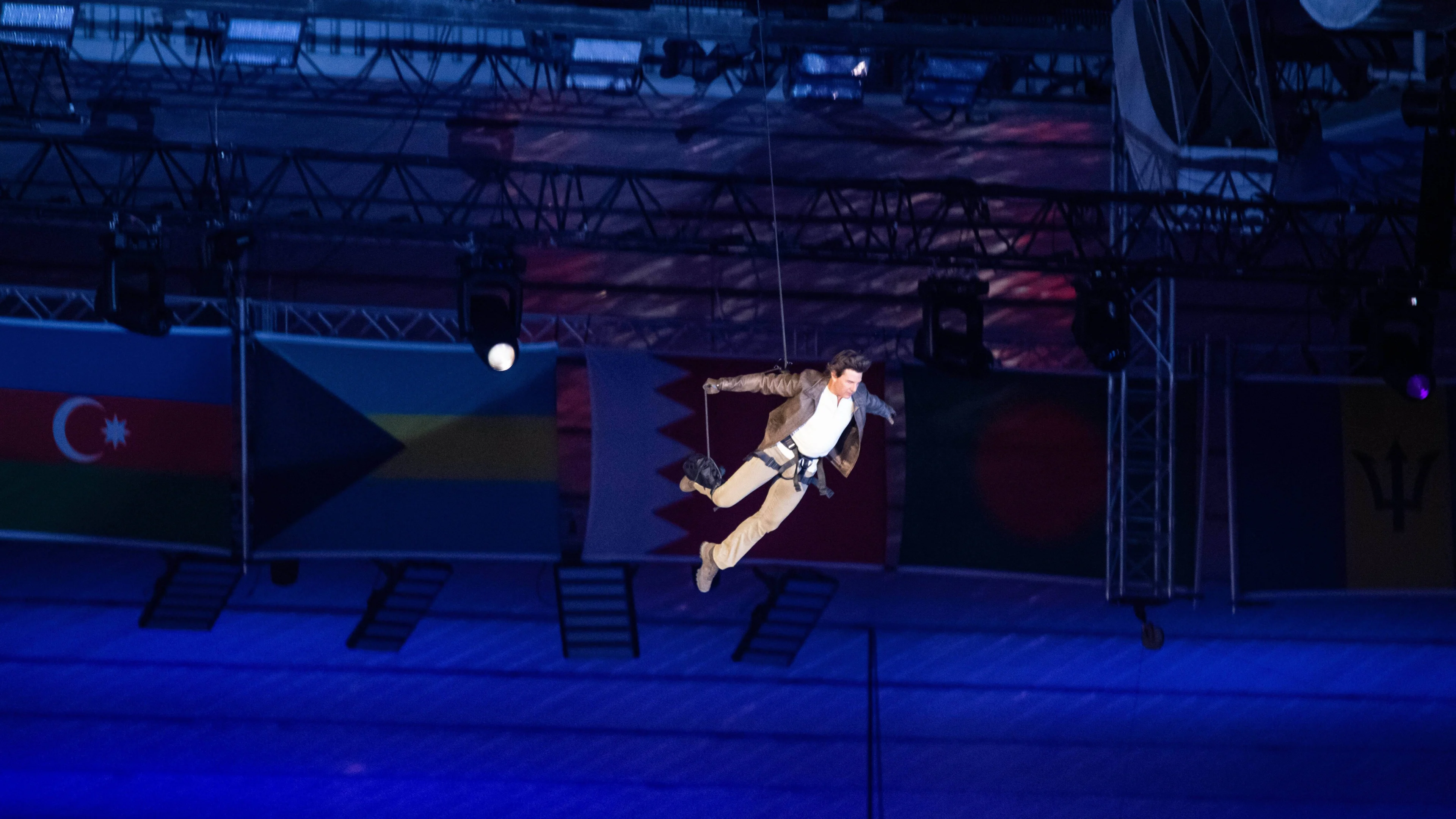 ZIEN: Tom Cruise doet stunt bij sluitingsceremonie Spelen