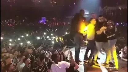 Boef van podium gesleurd door dronken fan