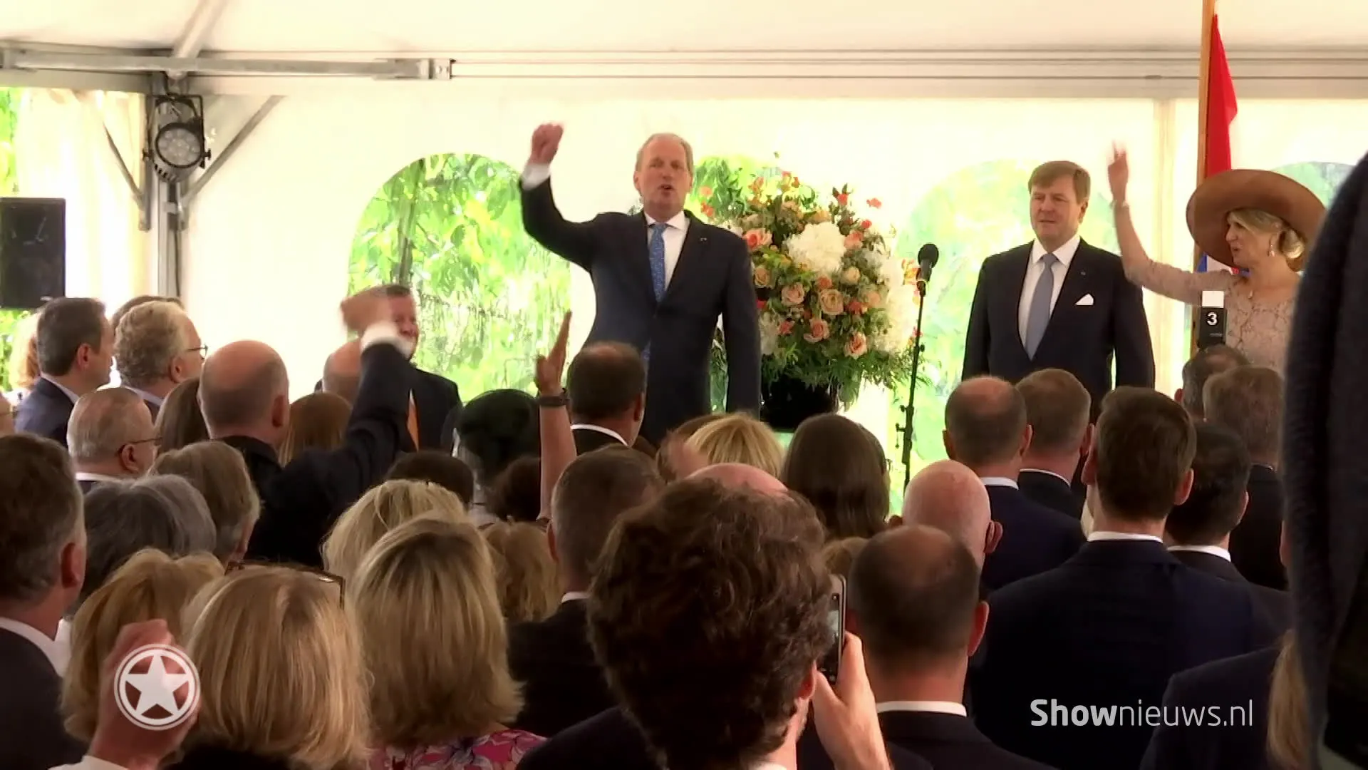 Hilarisch: Microfoon Willem-Alexander staat nog aan