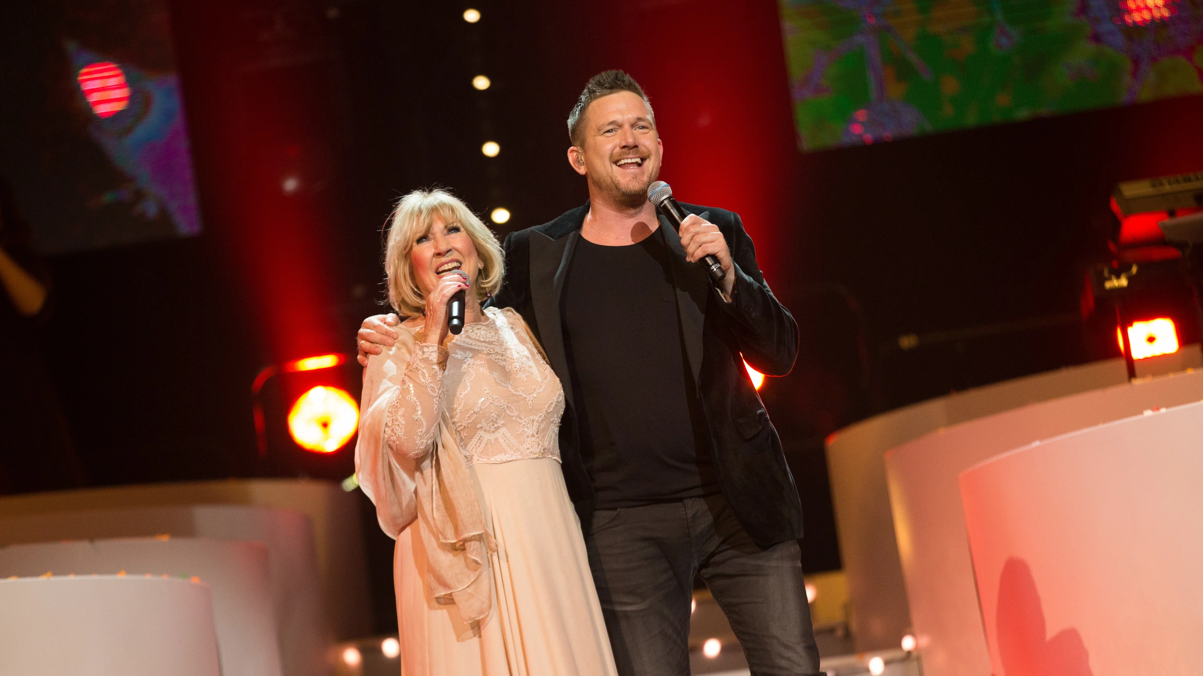 Johnny de Mol zingt duet met moeder Willeke Alberti