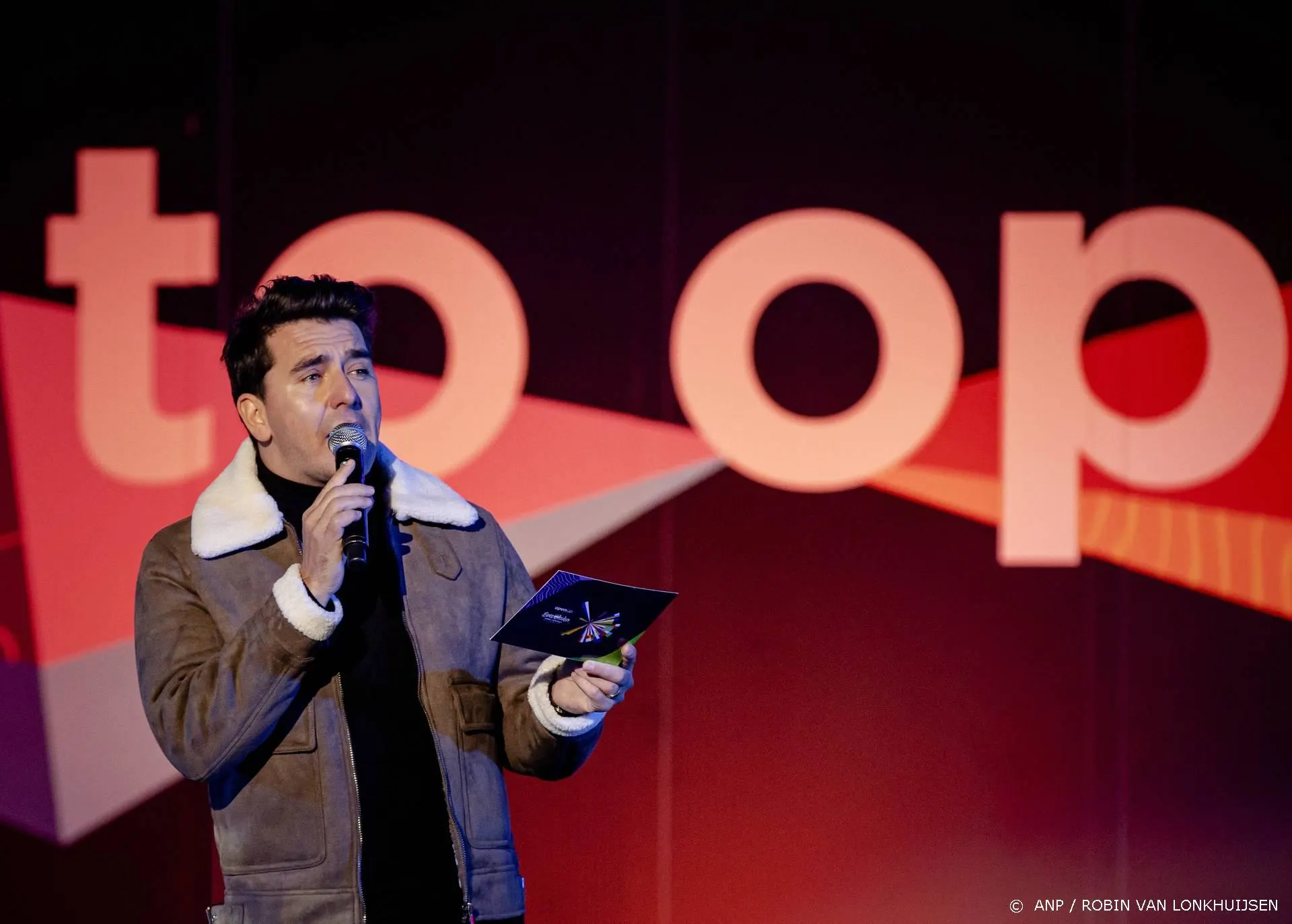 Jan Smit laat Toppers-pak thuis tijdens songfestival