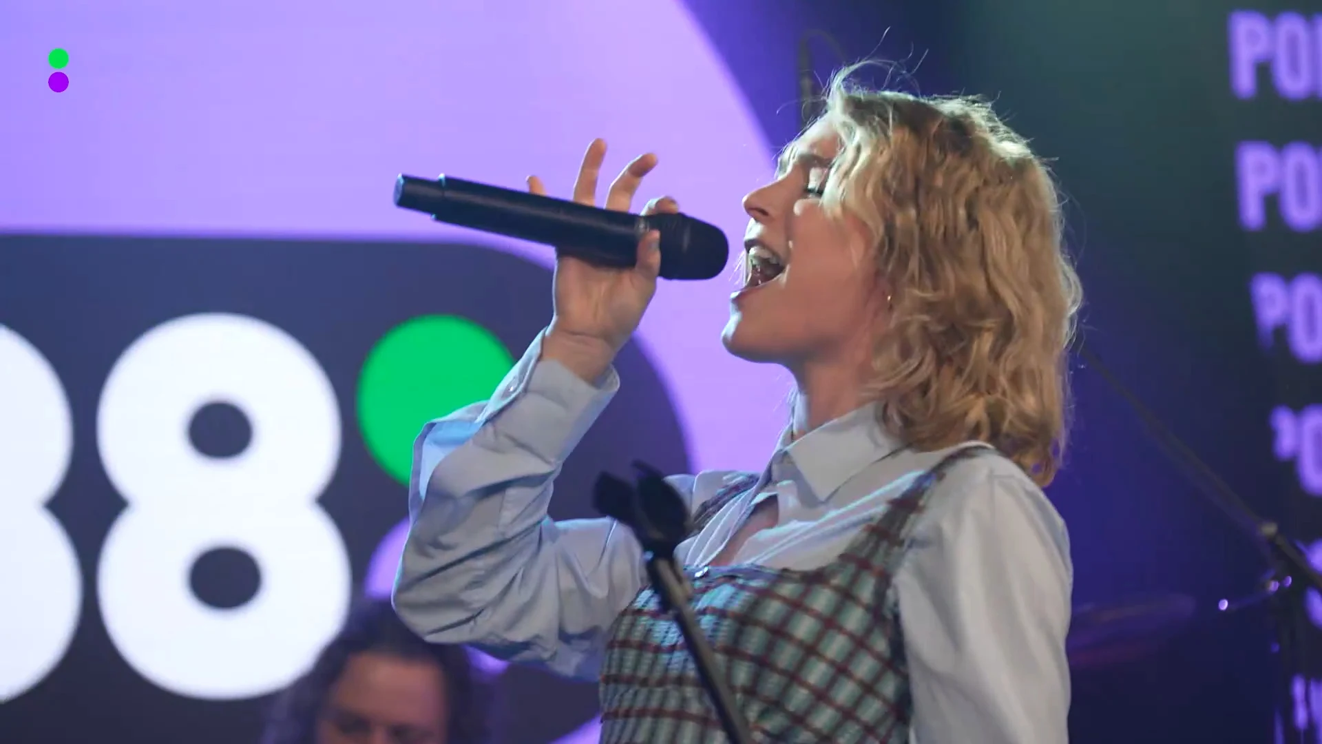 Pommelien Thijs live met haar nieuwe hit Atlas!