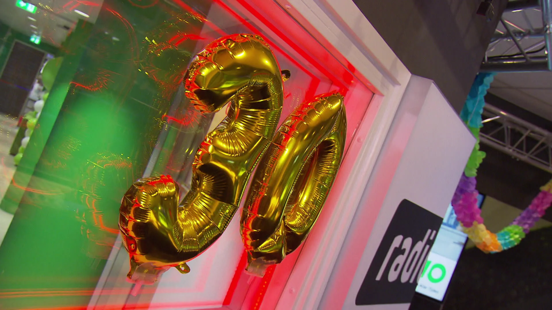 Radio 10 blaast 30 kaarsjes uit