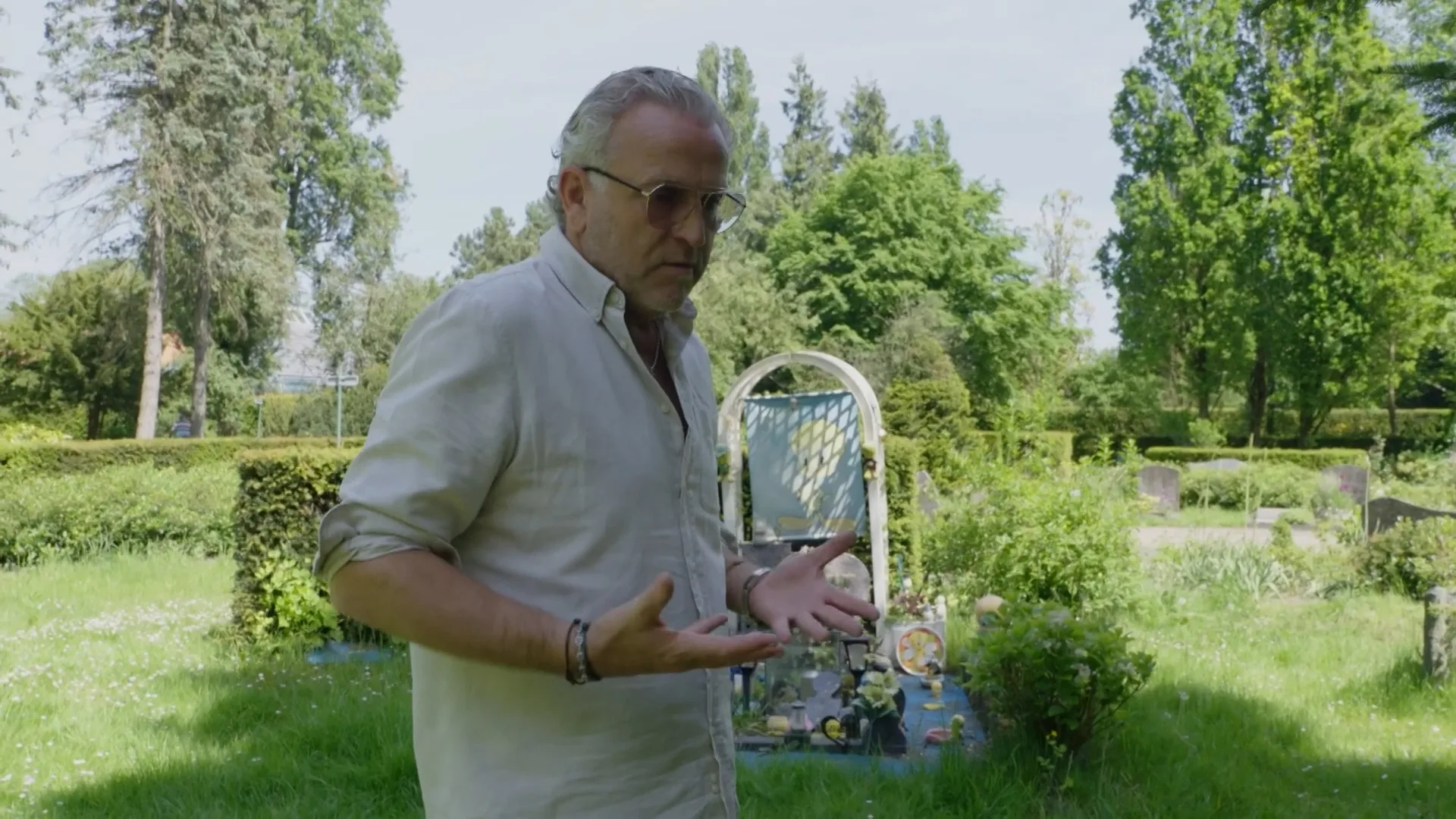 Gordon staat stil bij zijn overleden moeder en bezoekt graf. (Dit Ben Ik: Gordon)