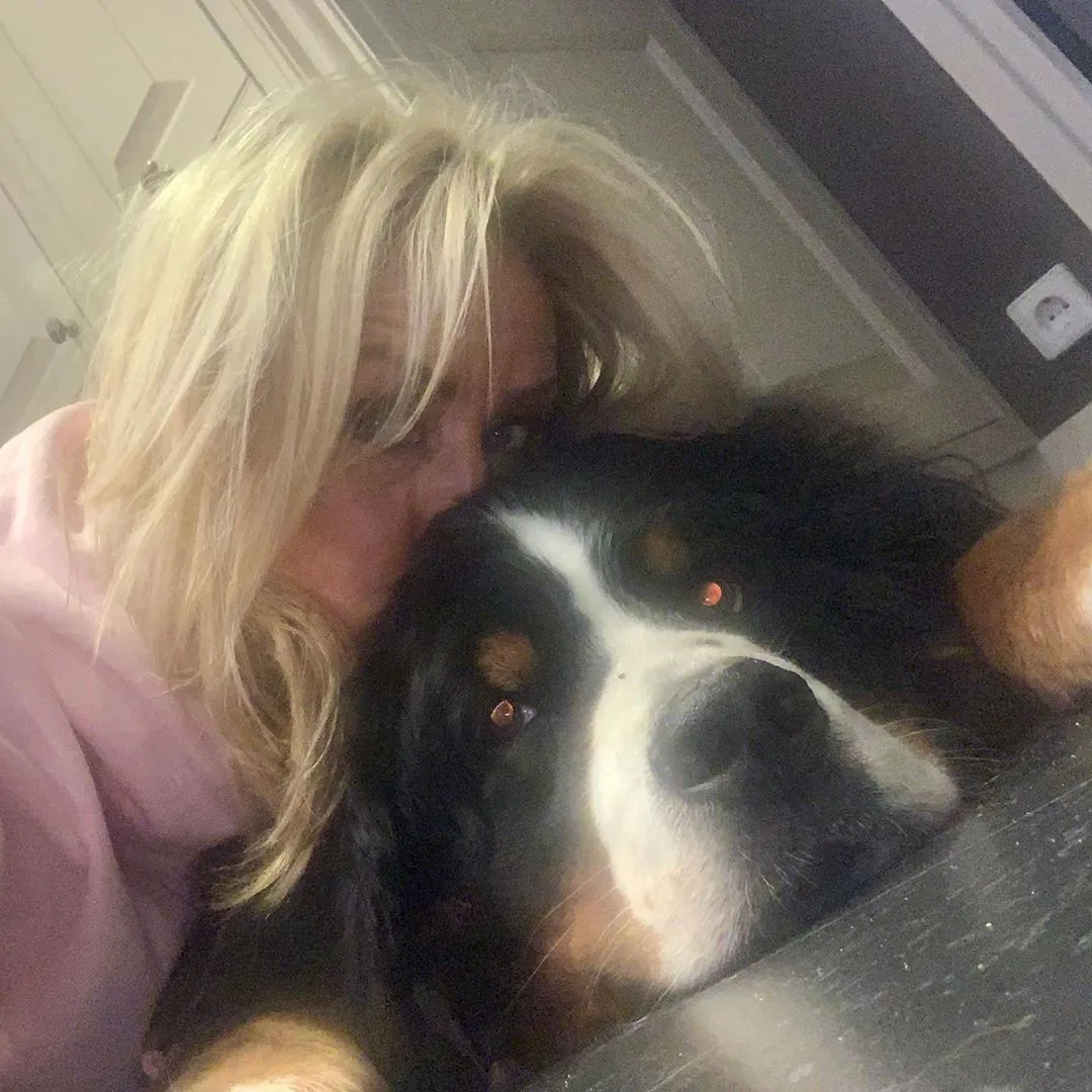 SMELT: Natasja Froger krijgt warm welkom van honden