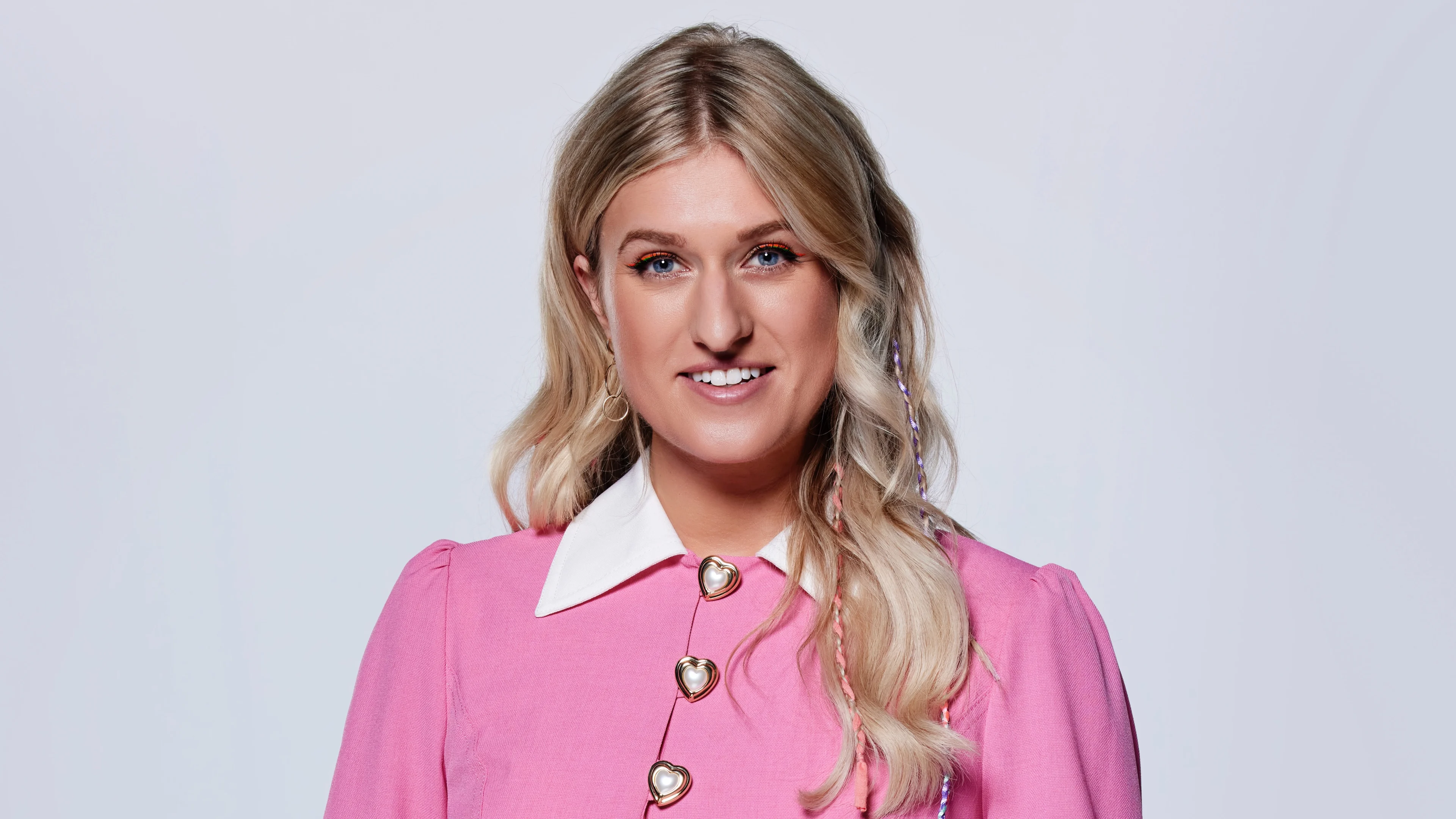 Britt Dekker crasht met een golfkar