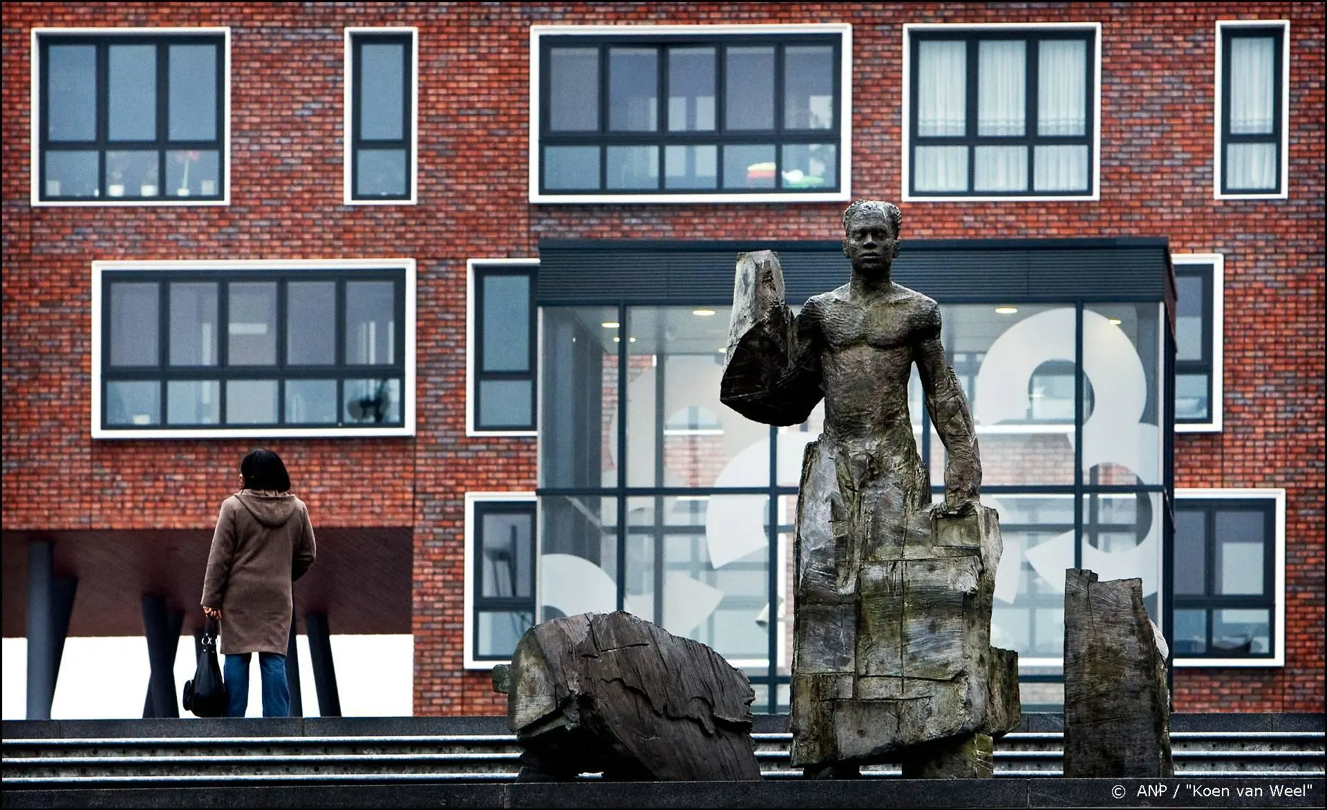 Boek Anton de Kom na 86 jaar in bestsellerlijst