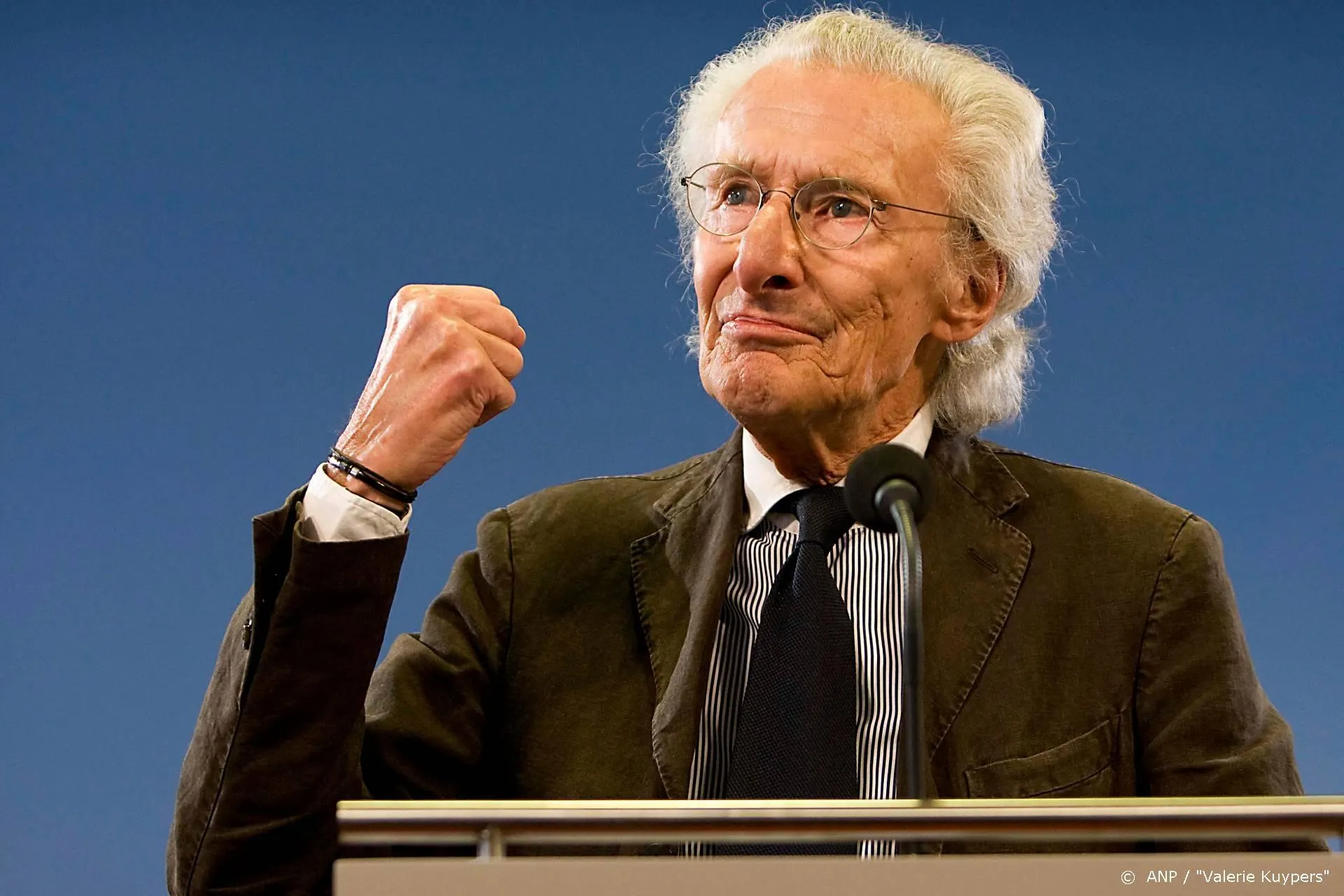 Victor Löw brengt De Aanslag op 4 mei als hoorspel op Radio 5