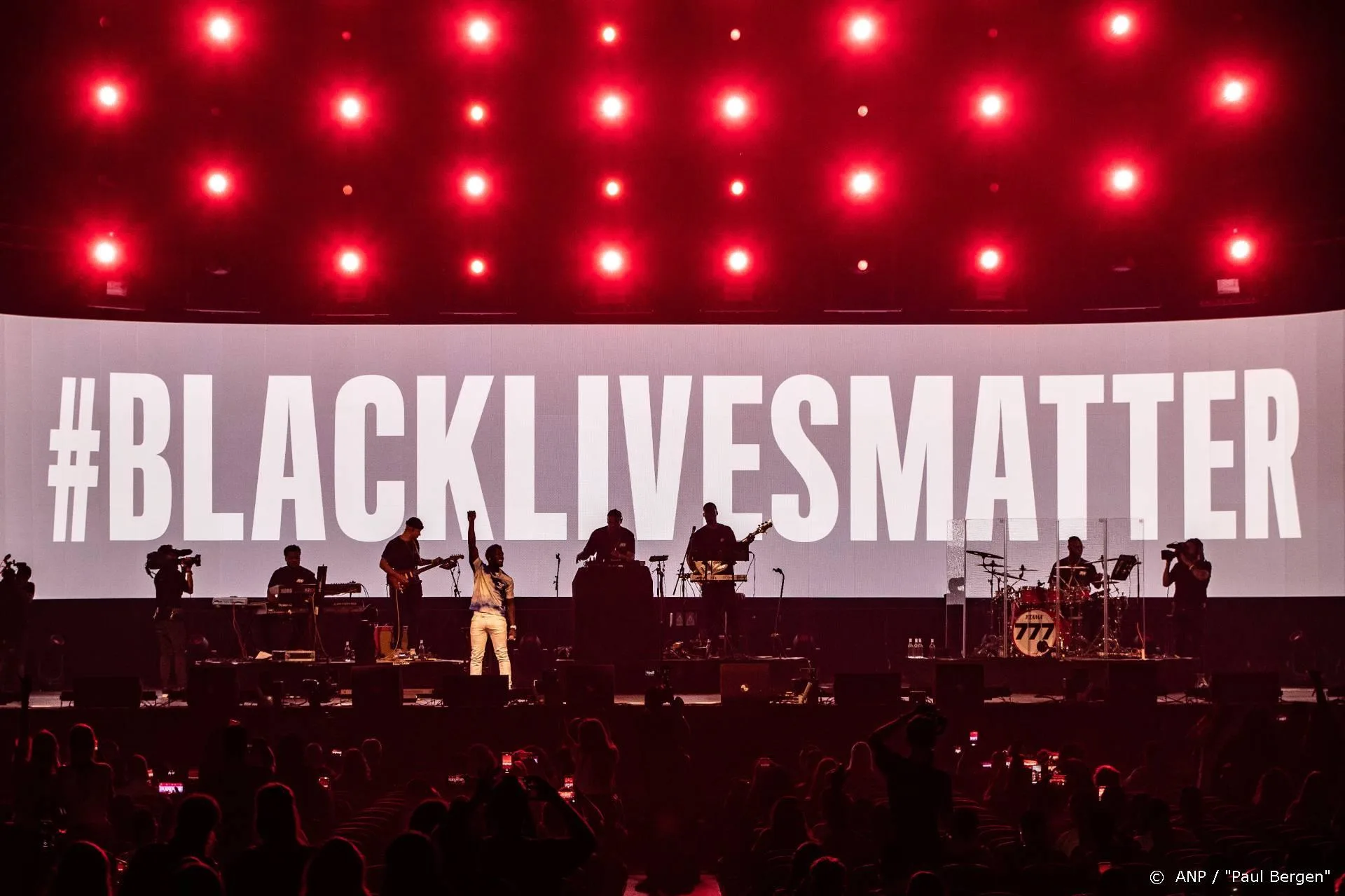 Frenna en Akwasi doneren opbrengst racismetrack aan goede doel