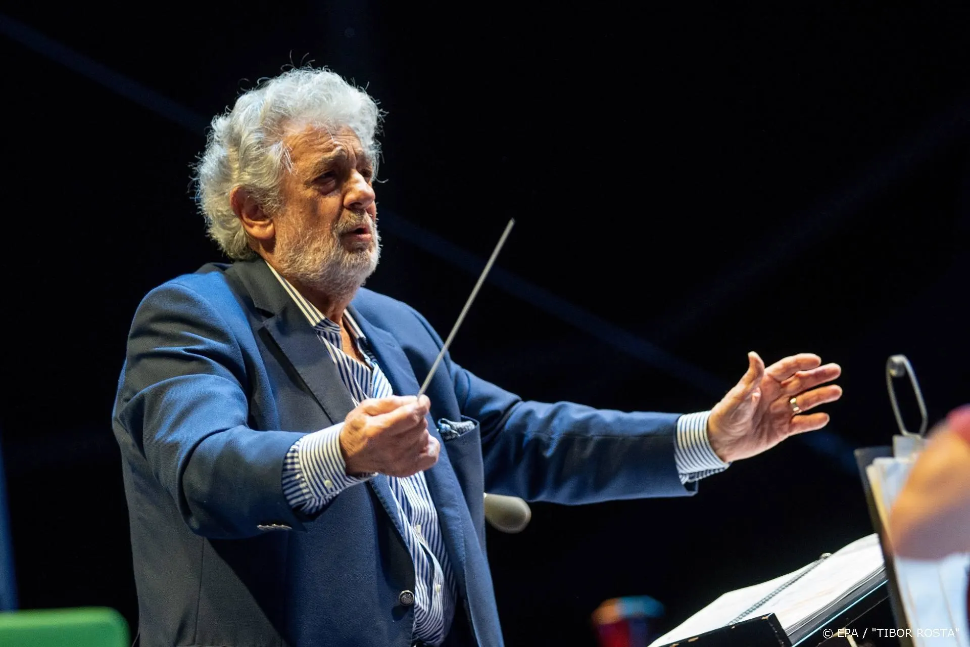 Placido Domingo met coronaverschijnselen in ziekenhuis