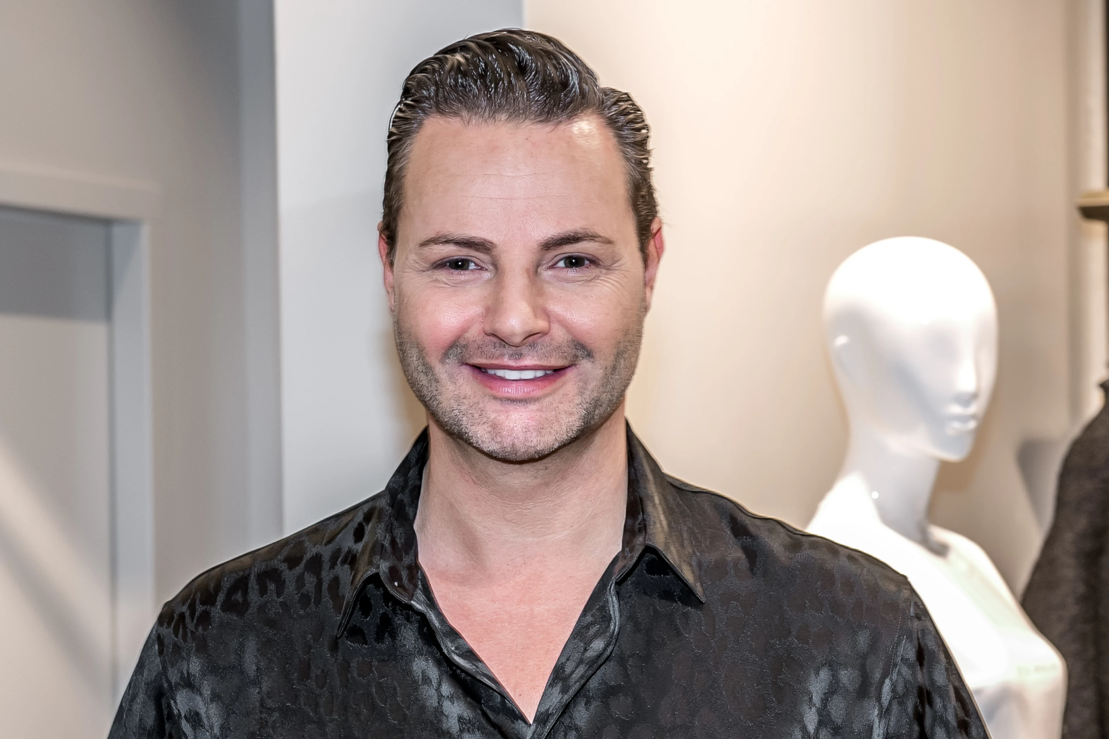 Fred van Leer doet hilarische Martien Meiland imitatie