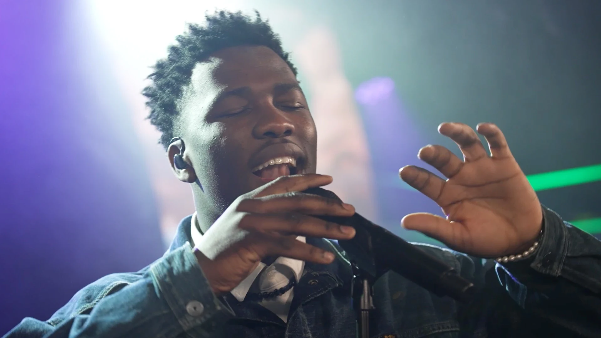 Claude bezorgt kippenvel met live-optreden van C'est La Vie