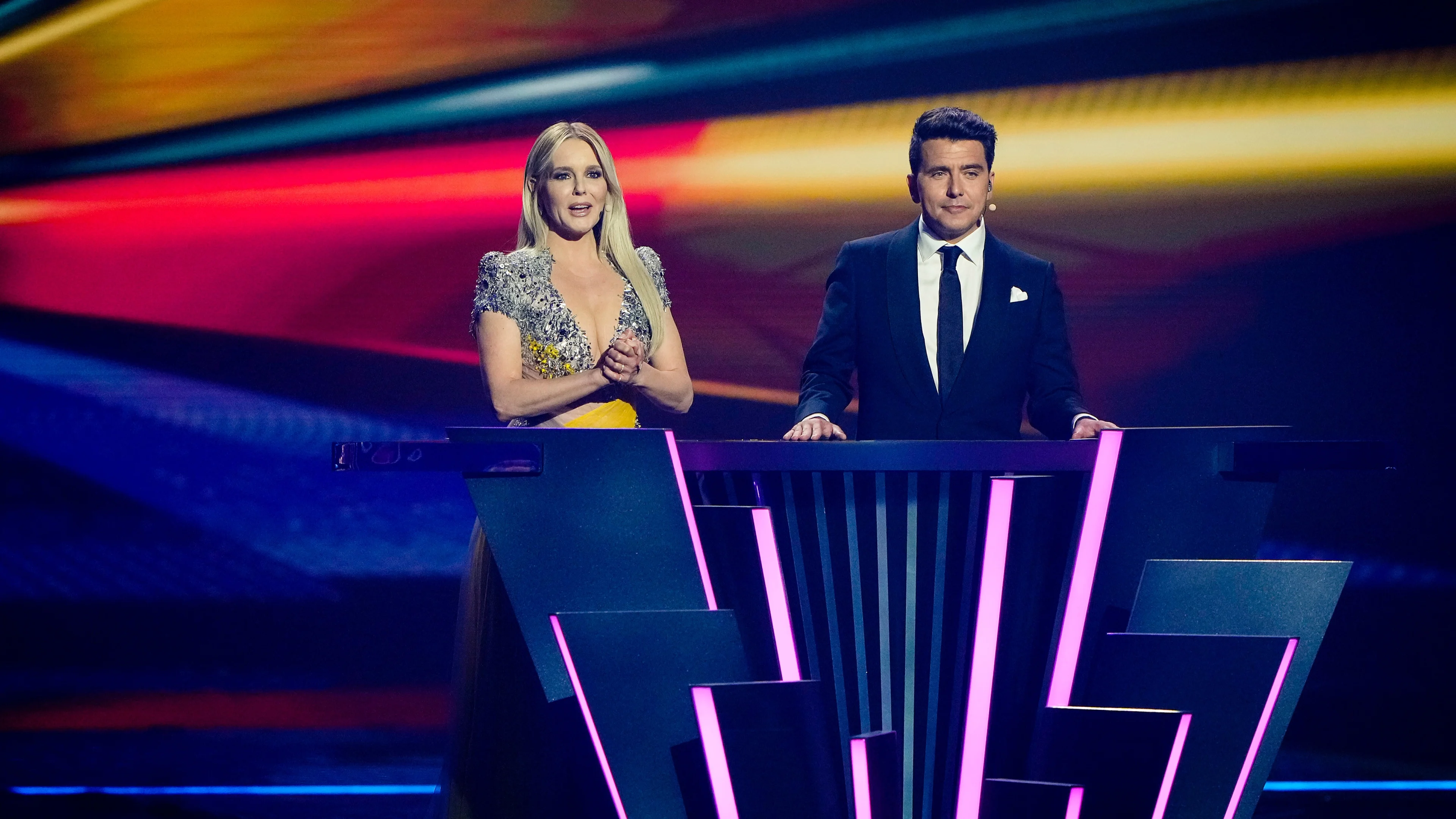 Zoveel zijn de Eurovisie Songfestival-jurken van Chantal Janzen waard