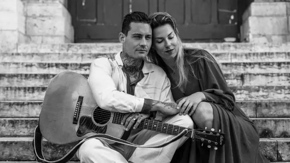 Douwe Bob na advies politie op de vlucht met gezin