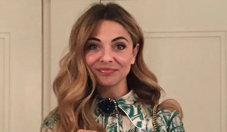 Georgina Verbaan knapt bijna uit jurk