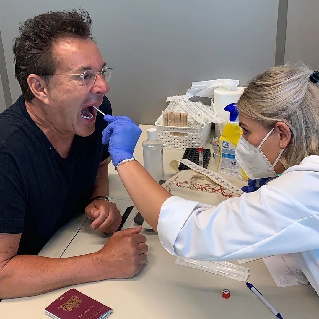 ZIEN: Gerard Joling laat coronatest doen