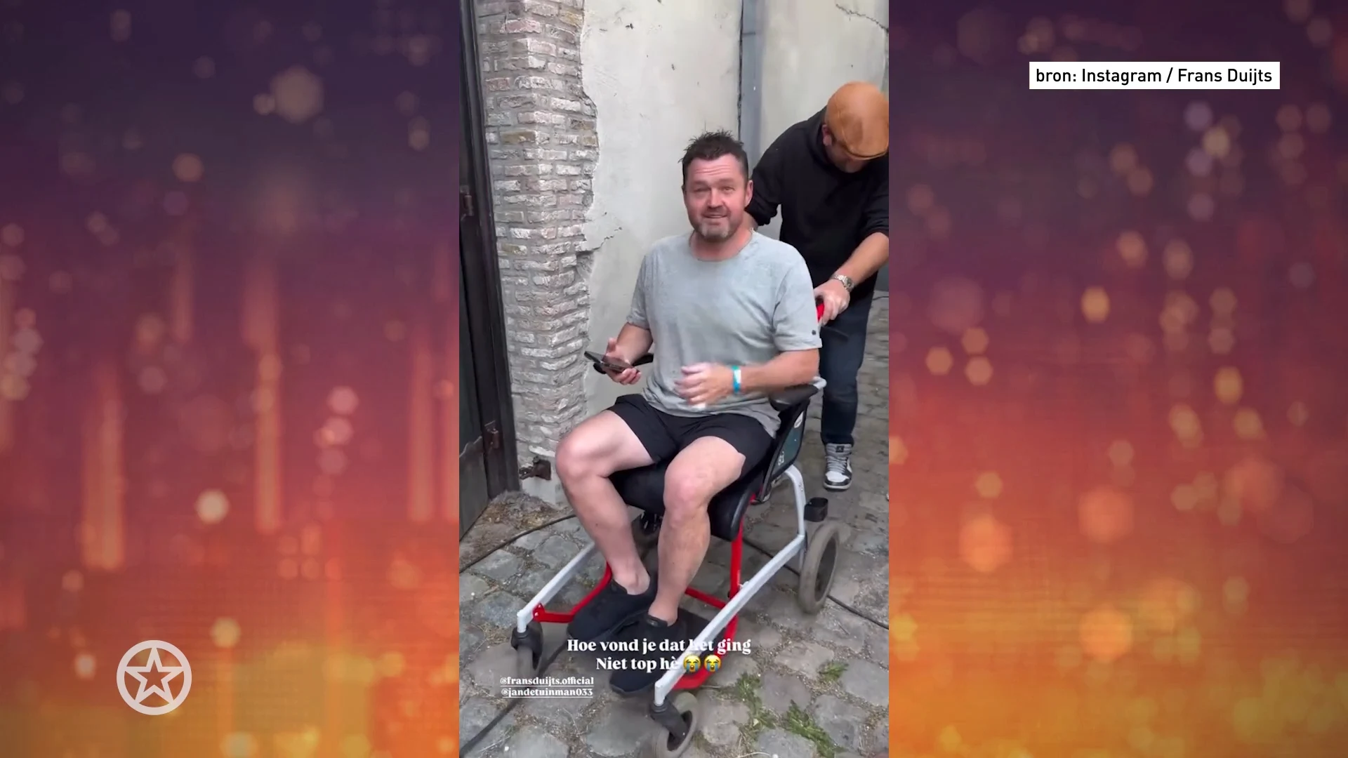 Frans Duijts in een rolstoel na opnames