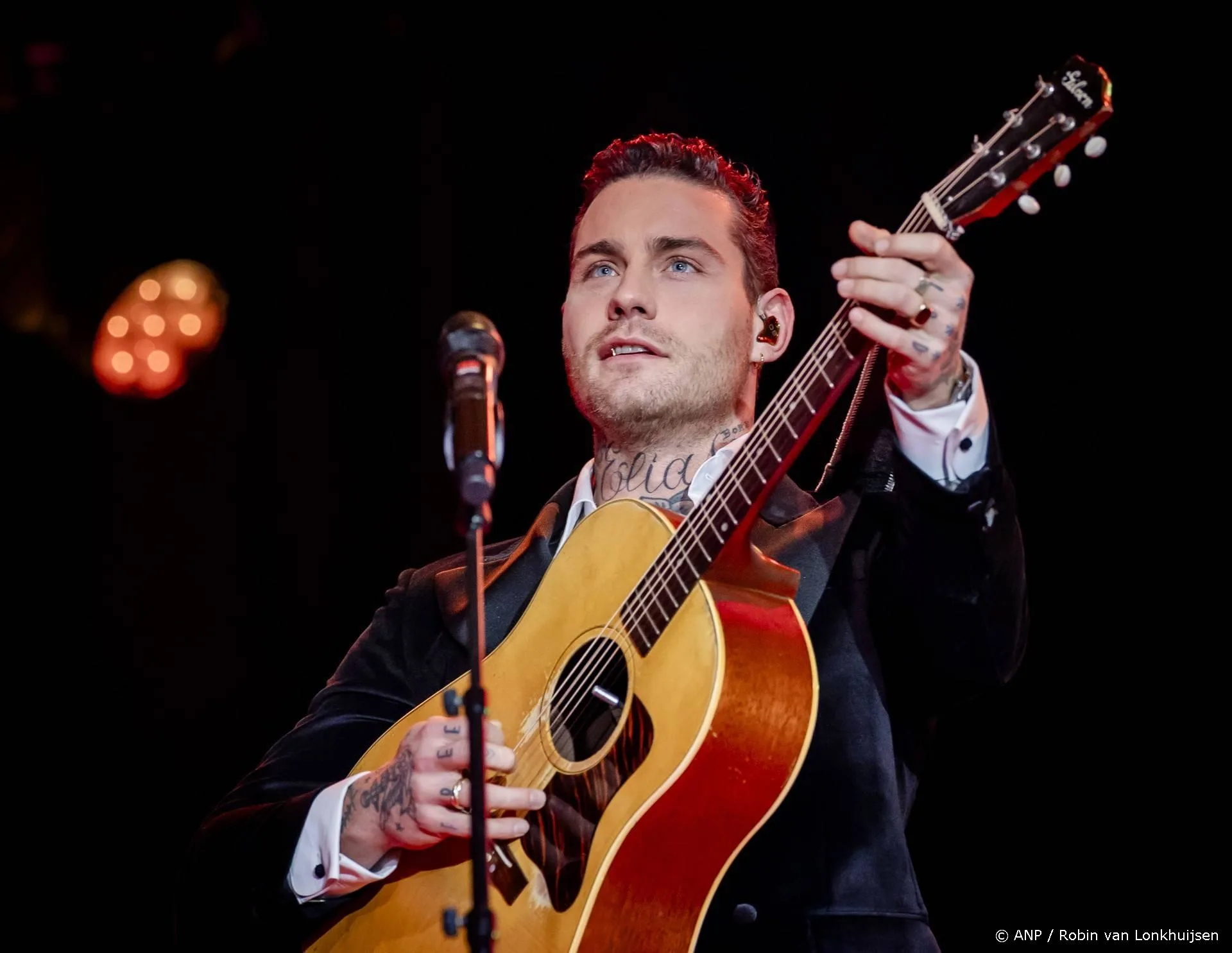 Emotioneel optreden voor Douwe Bob na bedreigingen
