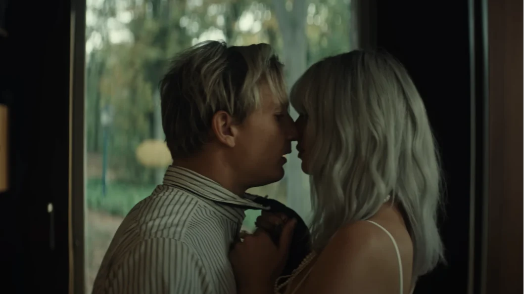 Sexy kerstkus van zwoele Maan en Goldband-Karel