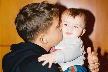 ZIEN! Lil' Kleine deelt intiem moment met kleine Lío!