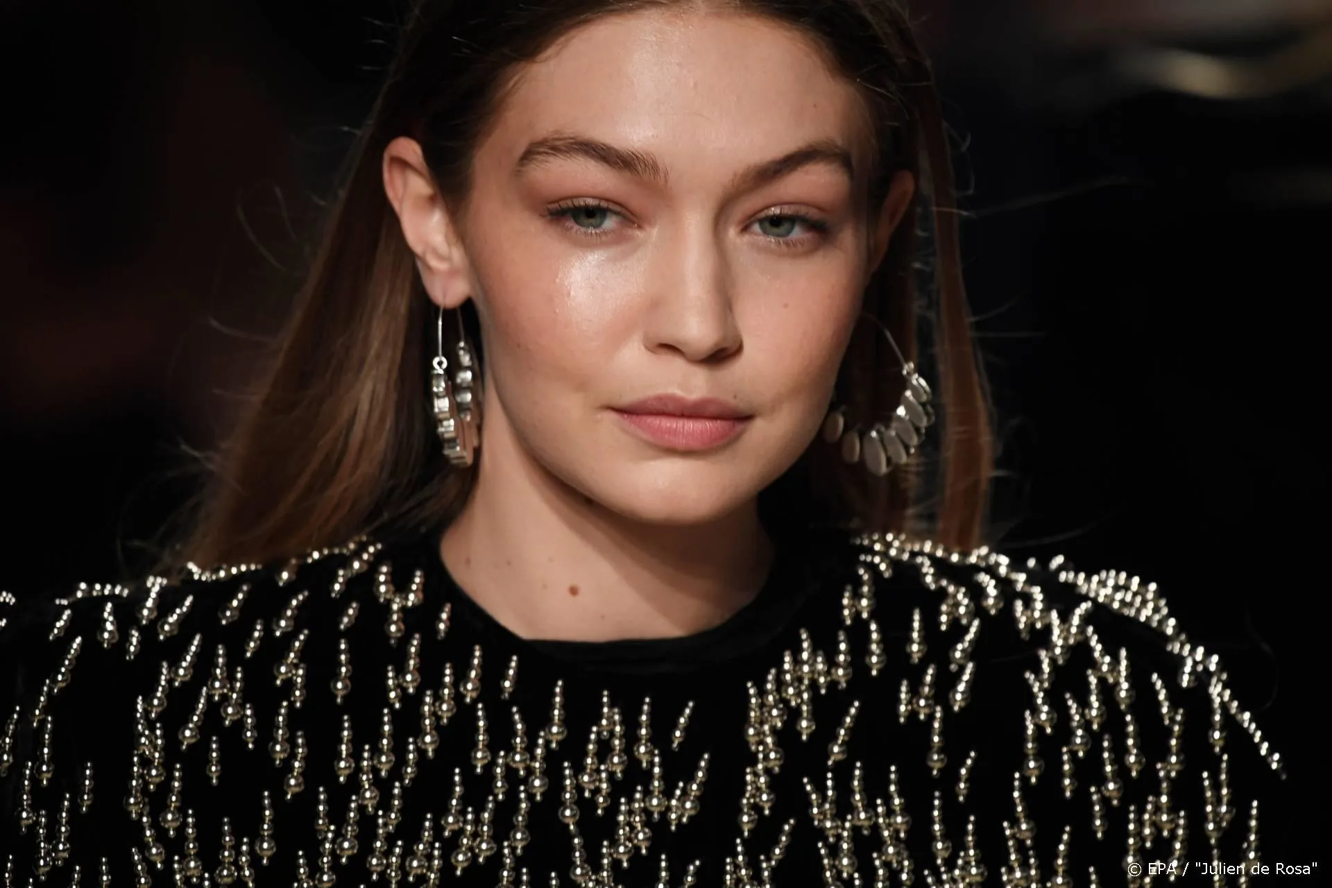 Gigi Hadid showt babybuik op sociale media