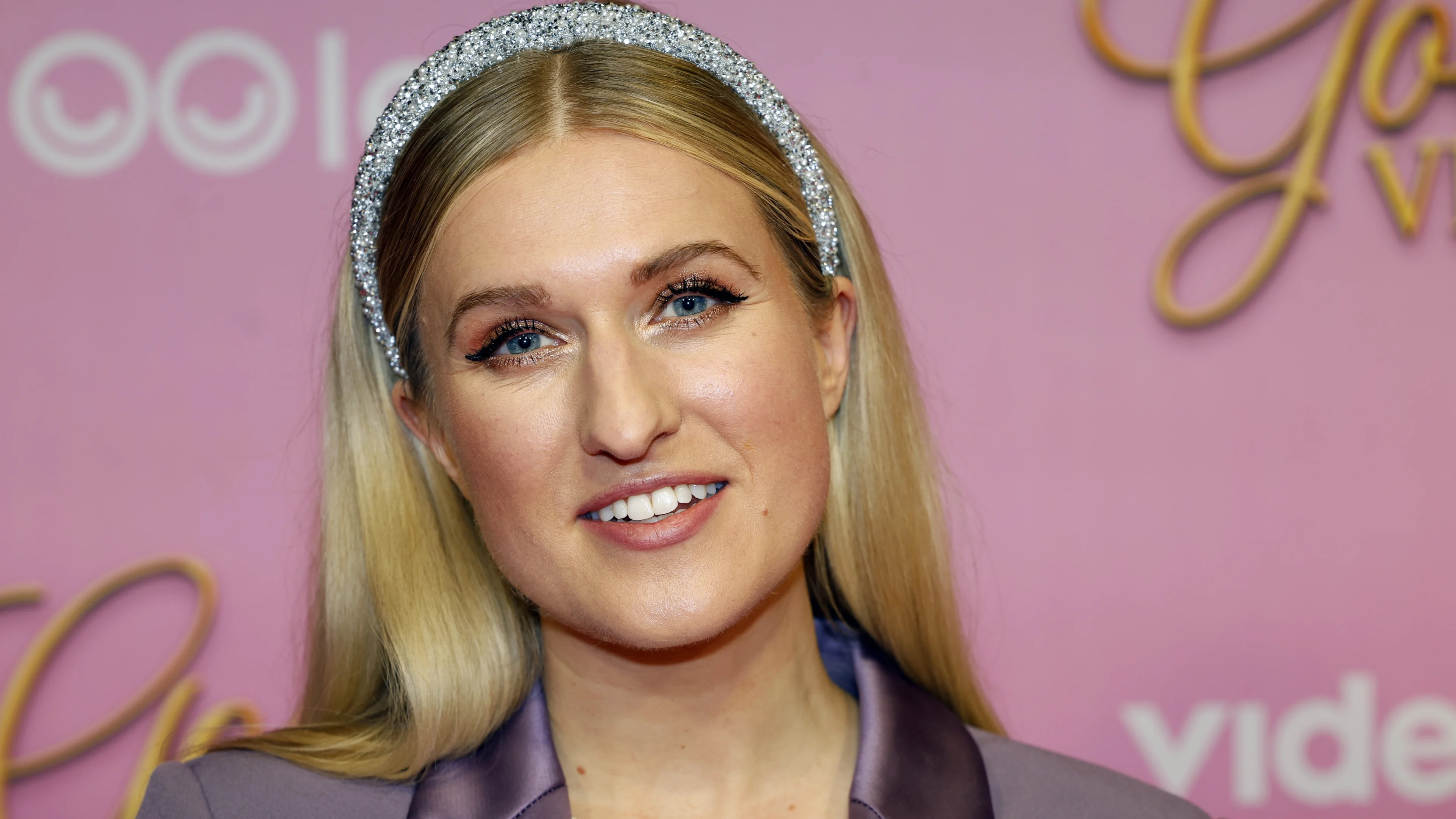 ZIEN: Britt Dekker verwelkomt bijzondere gast op haar verjaardag