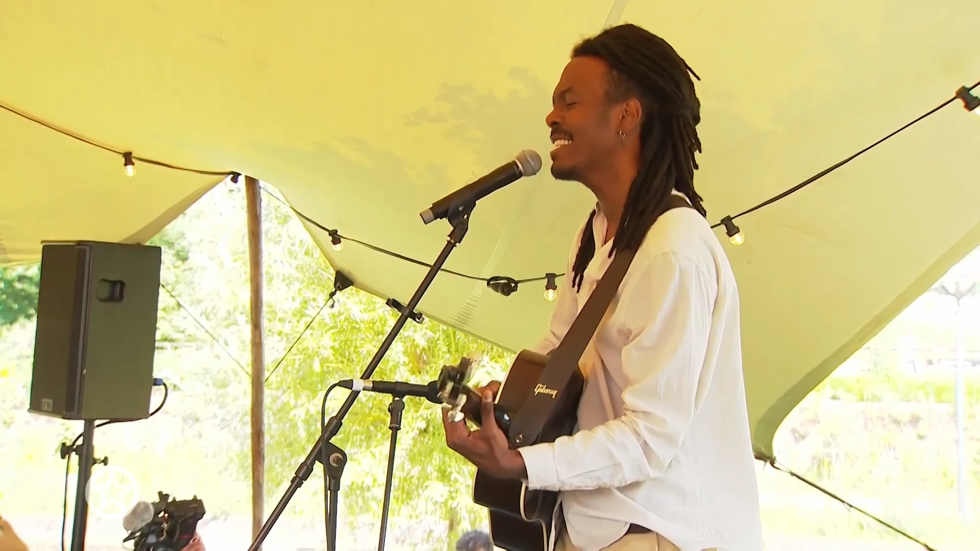 Jeangu Macrooy geeft intiem optreden voor vluchtelingen