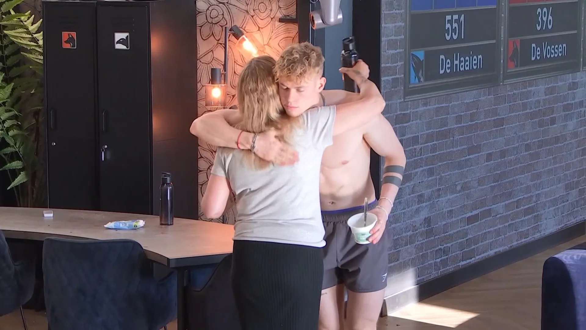 El Che en Floris bieden troost aan Esther