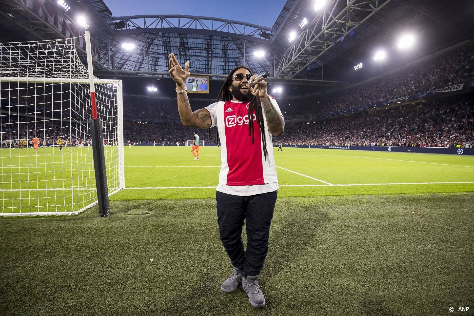 Ajaxfans willen Amsterdam trakteren op positieve boodschap