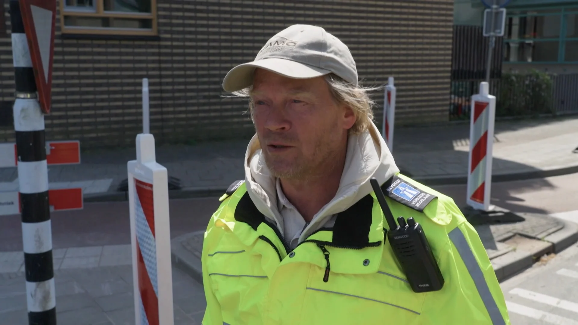 Harm neemt voor één dag het werk als verkeersregelaar over: 'Blij als je vanavond thuis bent' (Steenrijk, Straatarm)