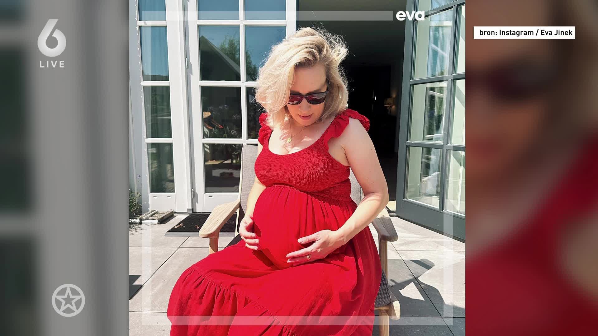 Eva Jinek showt groeiende babybuik