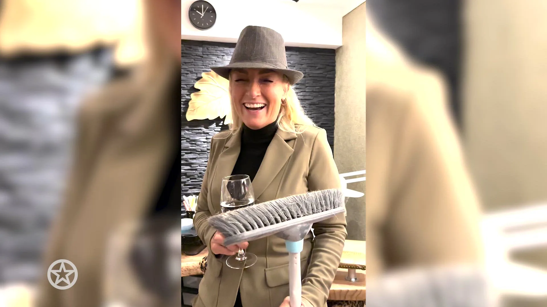 Samantha Steenwijk imiteert 'dubbelganger' Esther uit B&B Vol Liefde