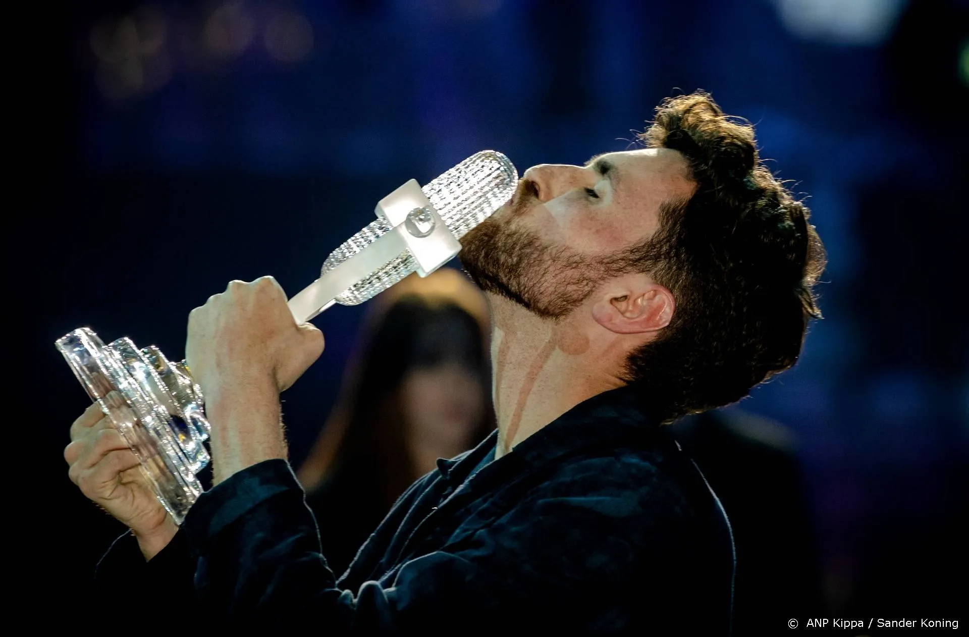 Duncan Laurence deelt Nederlandse punten uit tijdens songfestival
