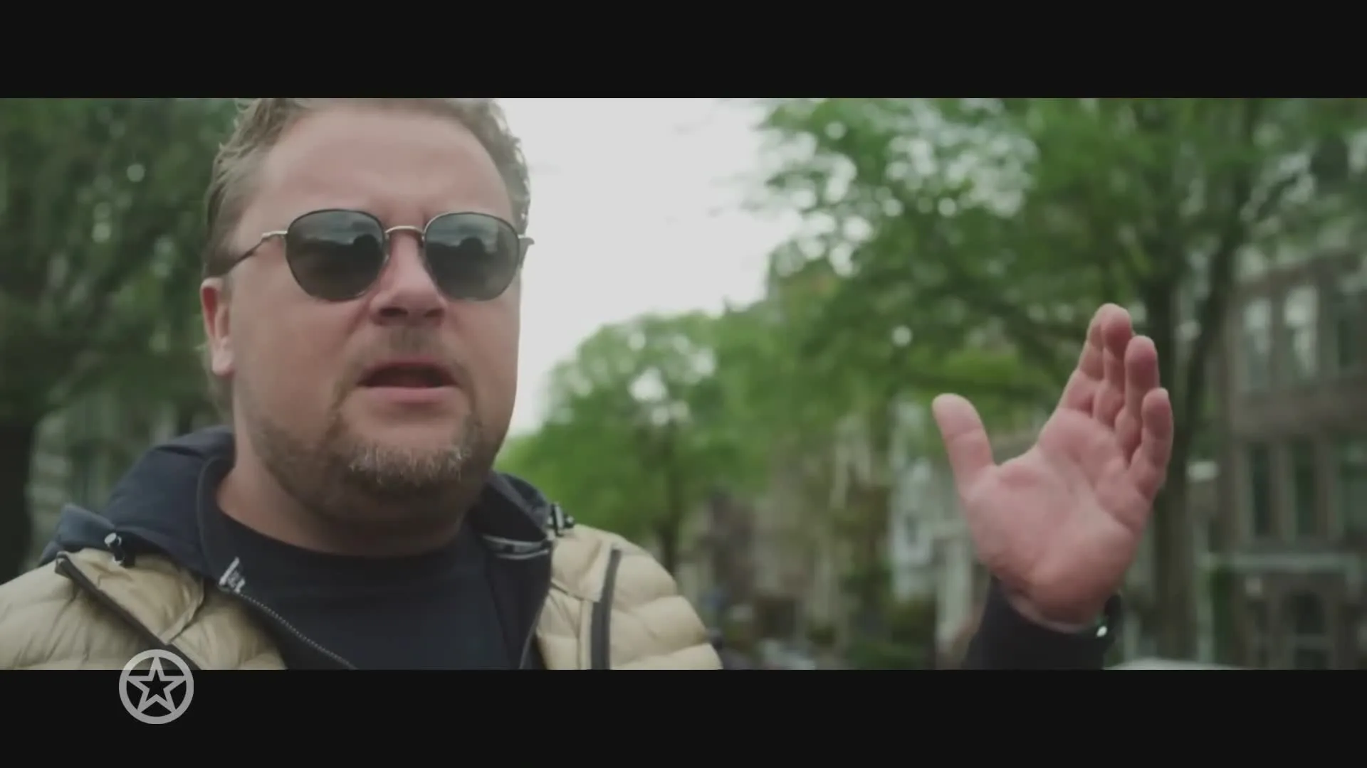 Wesly Bronkhorst krijgt gouden plaat voor hit Amalia