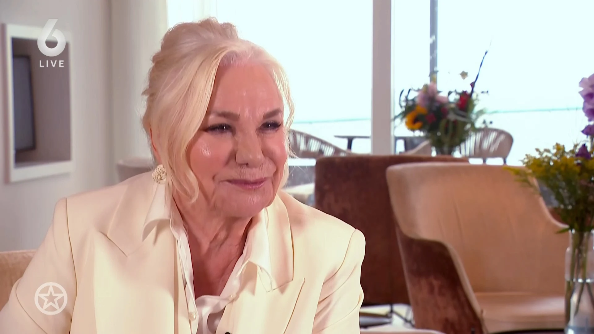 Monique van de Ven neemt speciale prijs in ontvangst