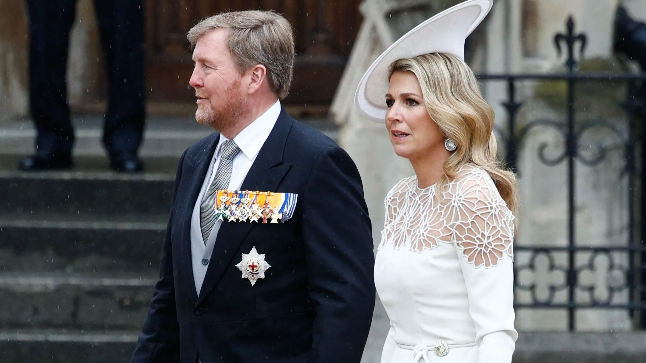 Dit draagt Máxima bij kroning Charles