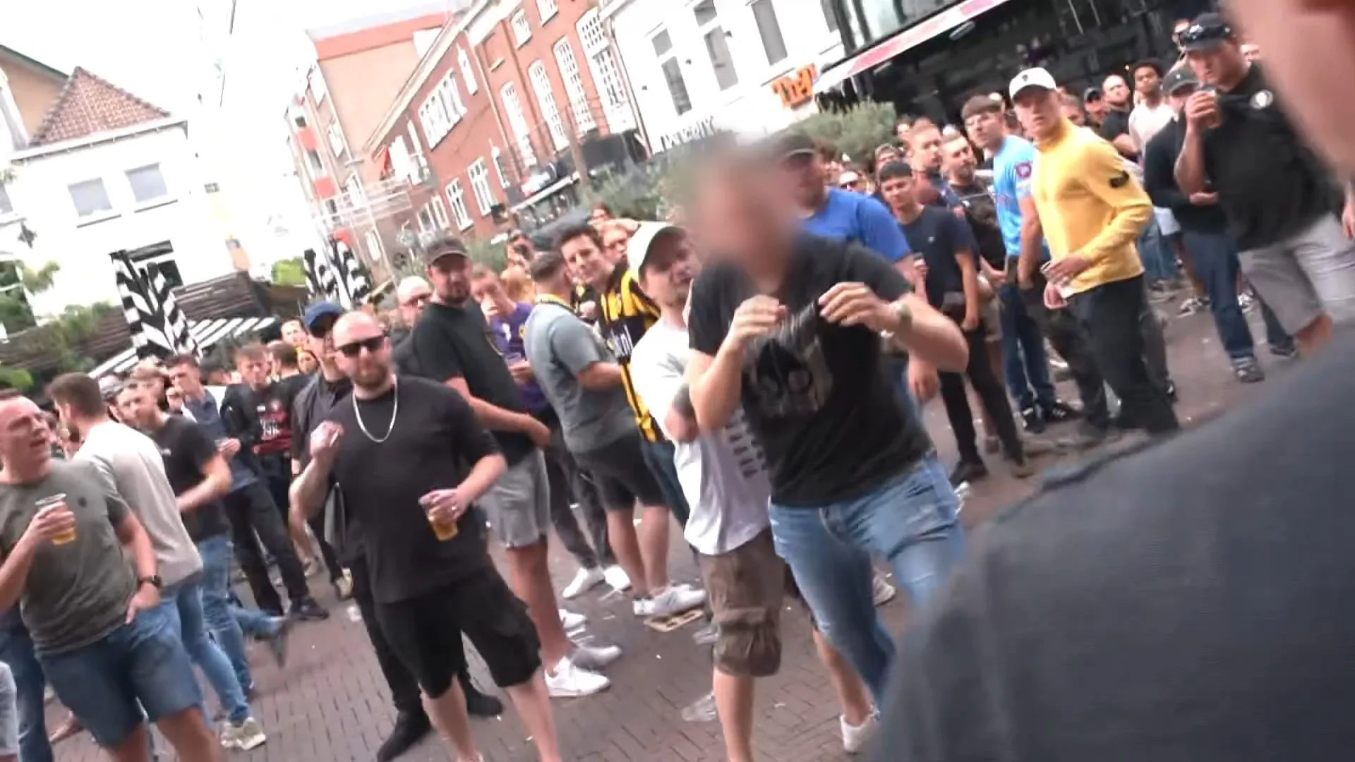 Vitesse-supporters delen klappen en trappen uit na horen slecht nieuws