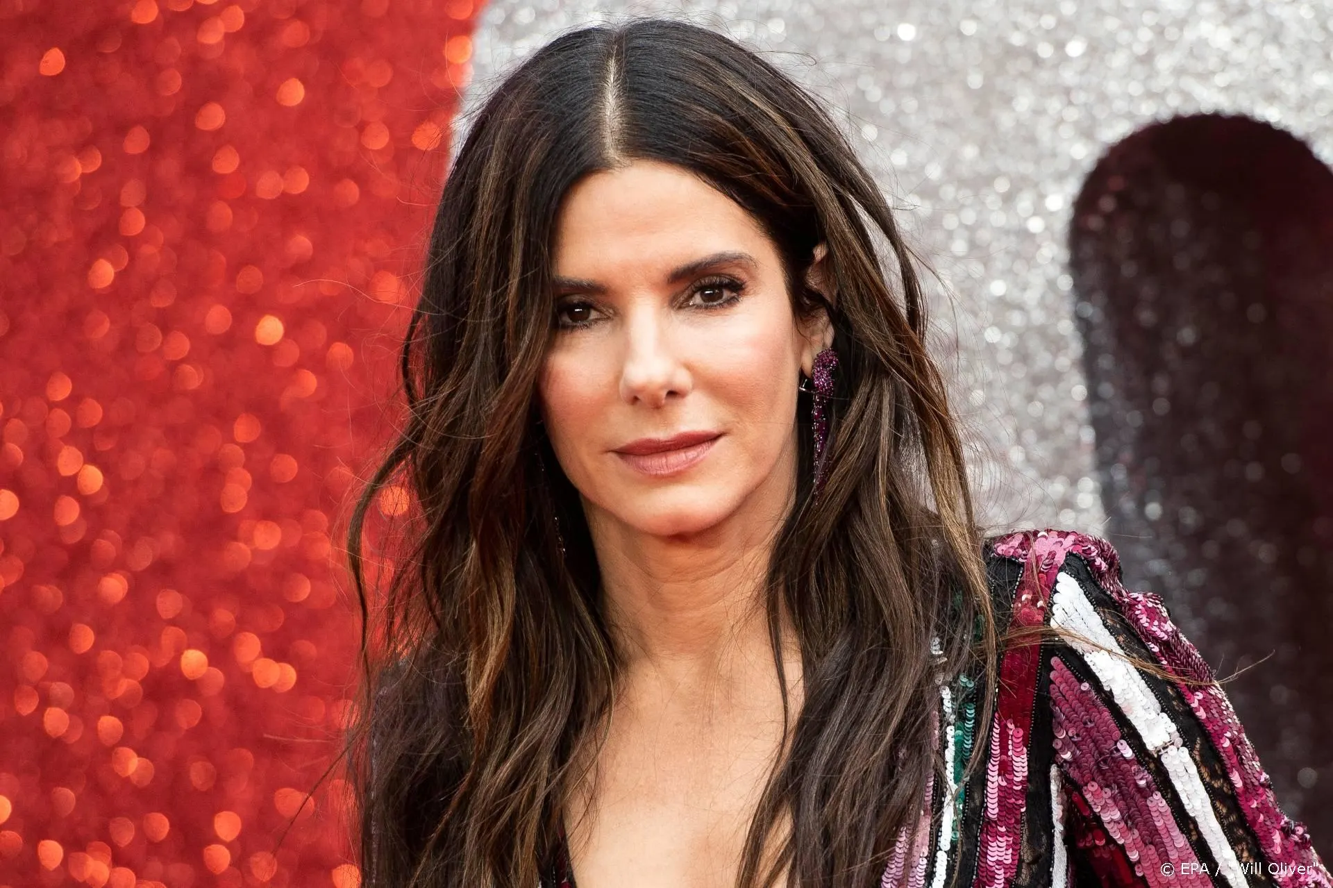 Sandra Bullock brengt mondkapjes naar ziekenhuis