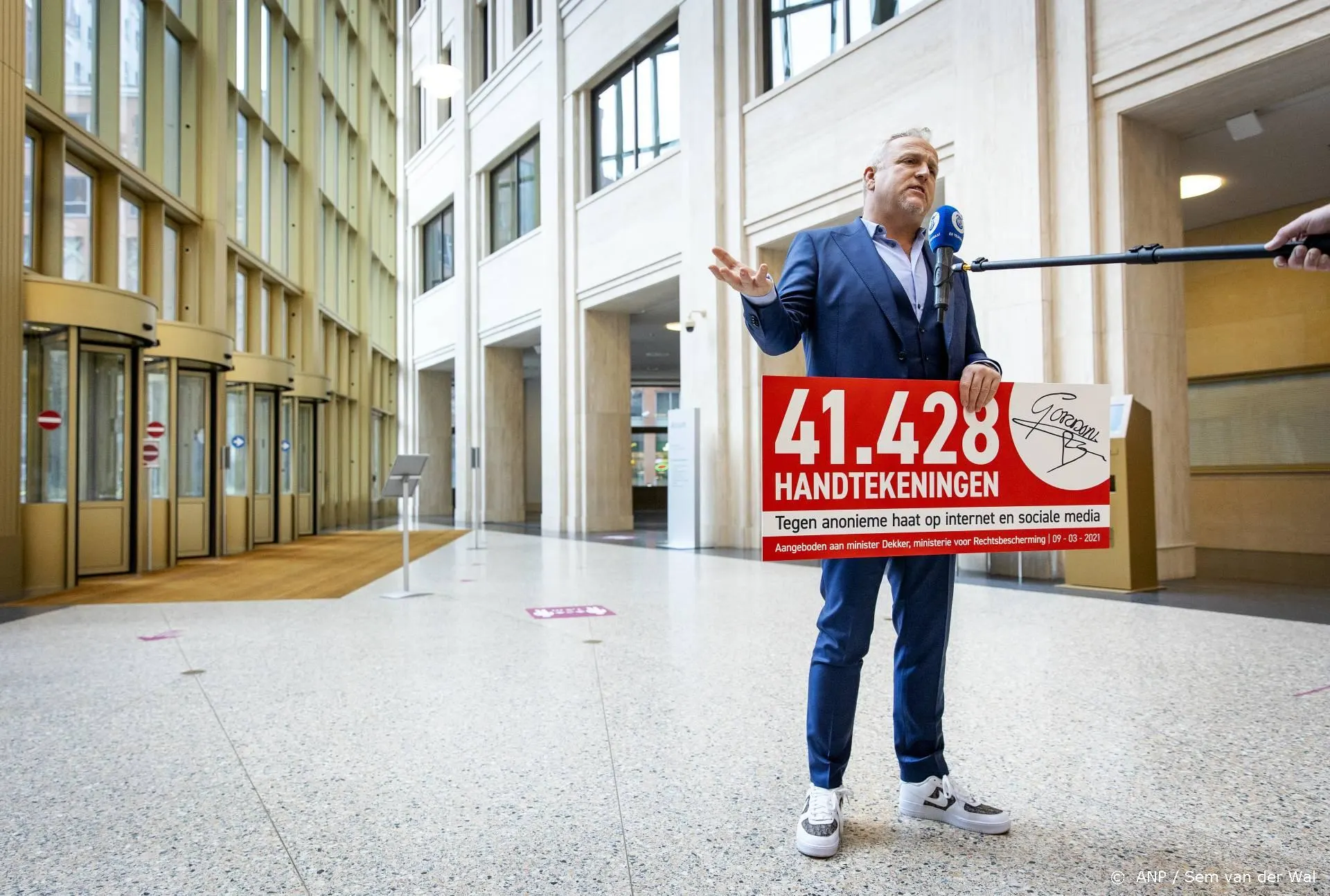 Gordon overhandigt handtekeningen aan minister