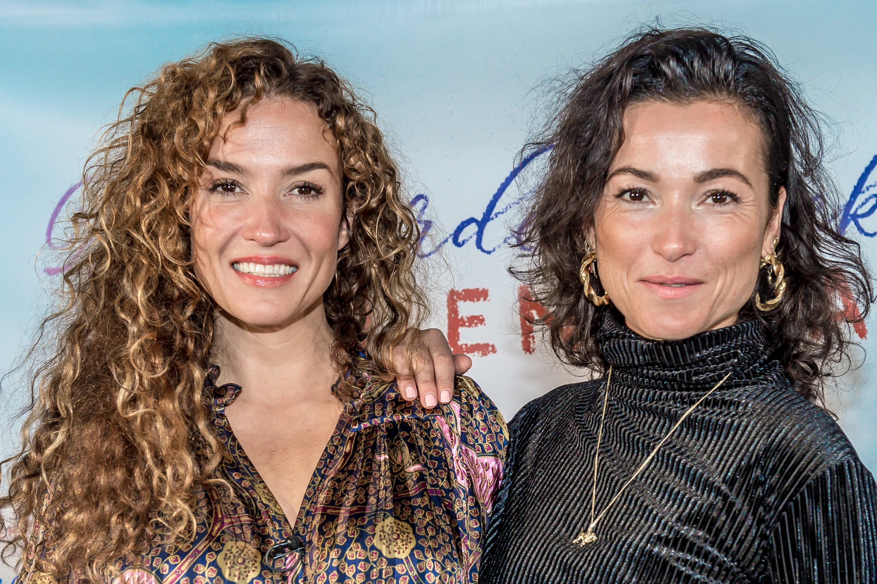 Volgers Birgit Schuurman in een deuk om jeugdfoto met Katja