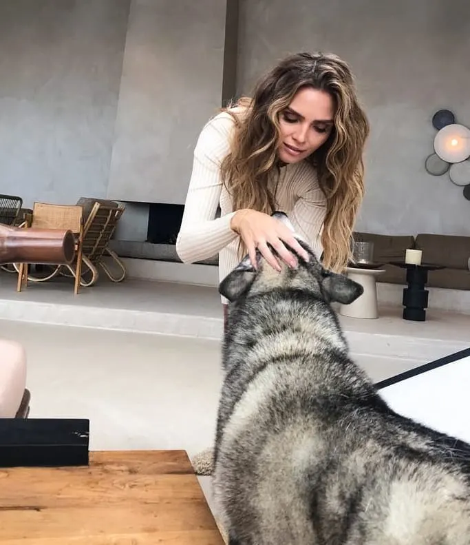 Zwangere Kim Feenstra doet bijzondere photoshoot