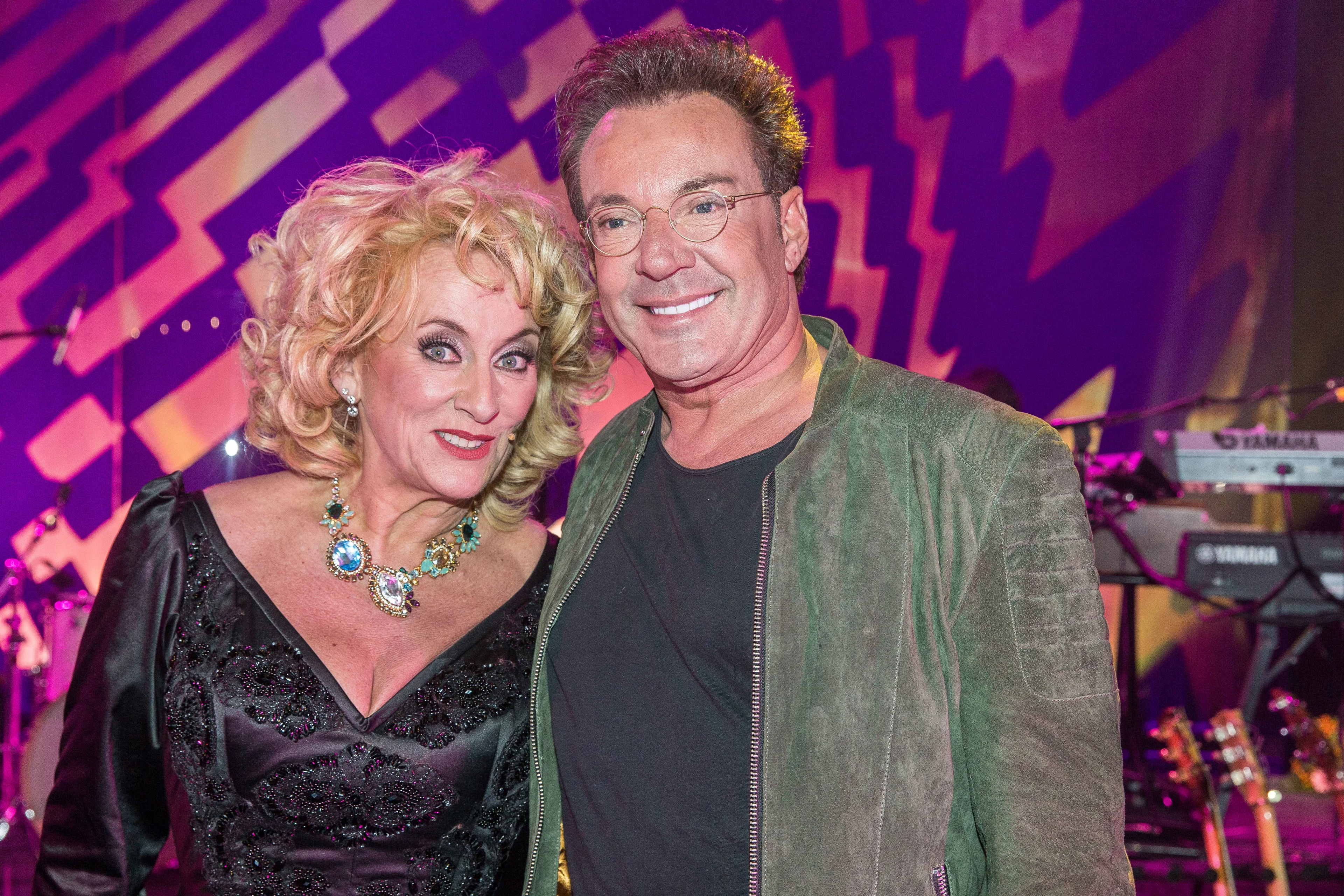 Gerard Joling en Karin Bloemen verrassen ouderen met concert